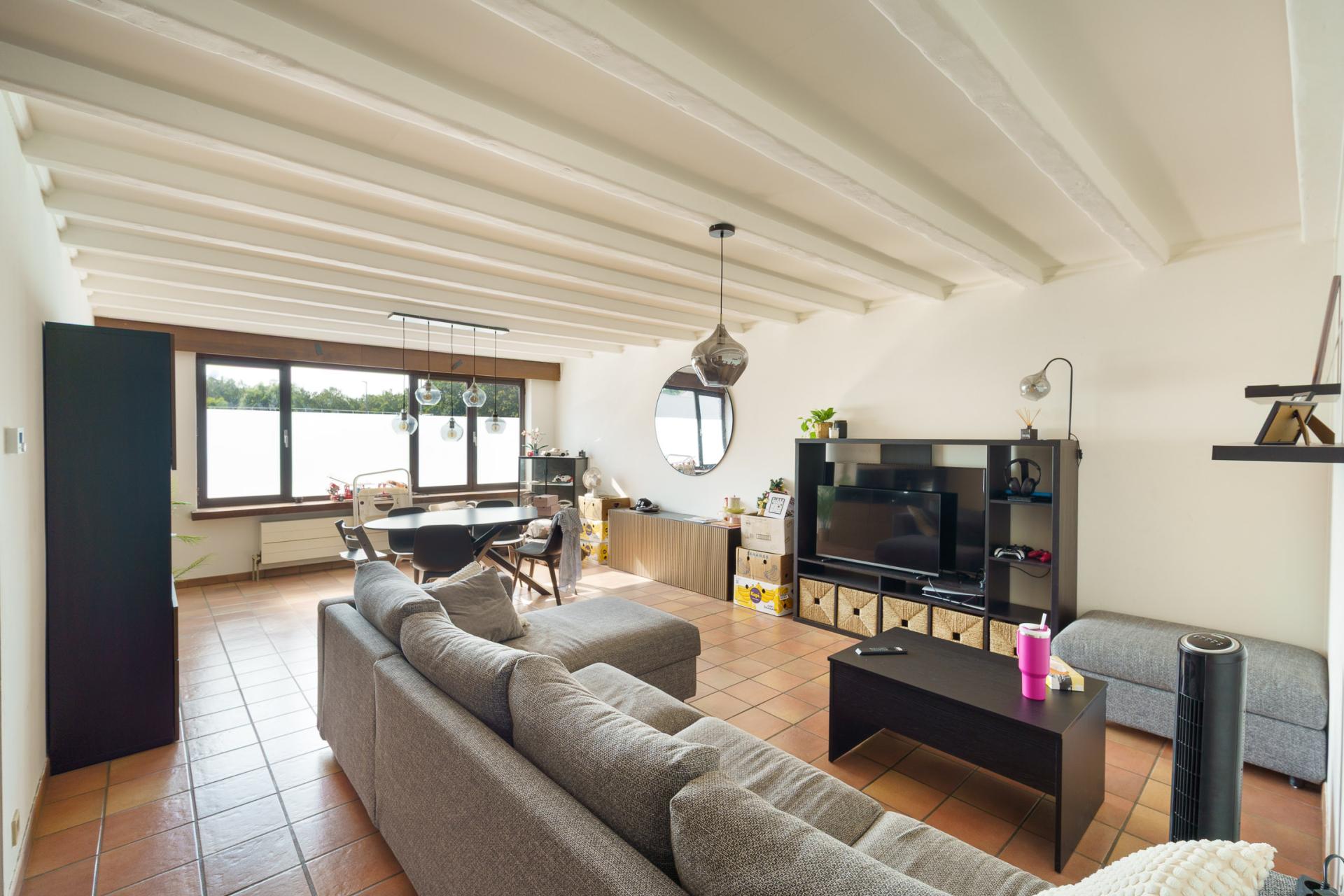 Gelijkvloers appartement met tuin en garagebox — foto