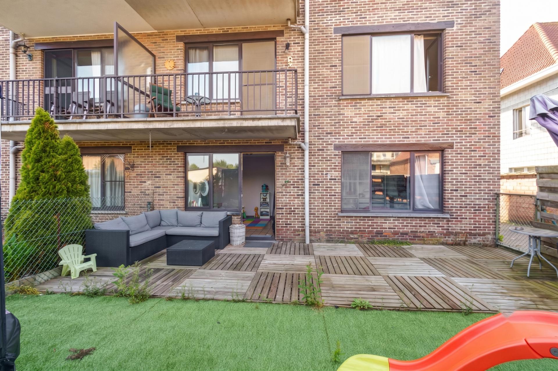Gelijkvloers appartement met tuin en garagebox — foto