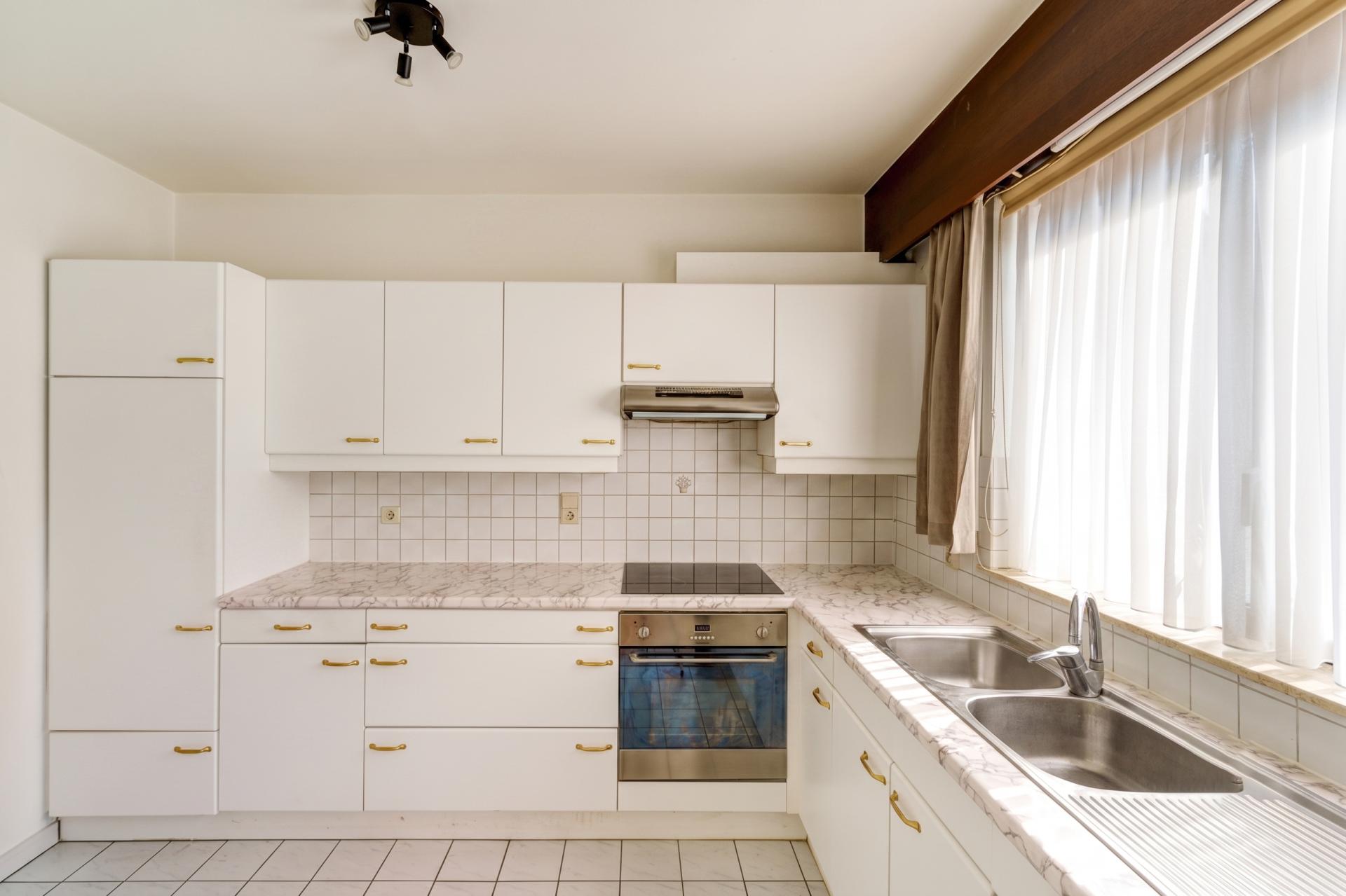 Gelijkvloers appartement met tuin en garagebox — foto