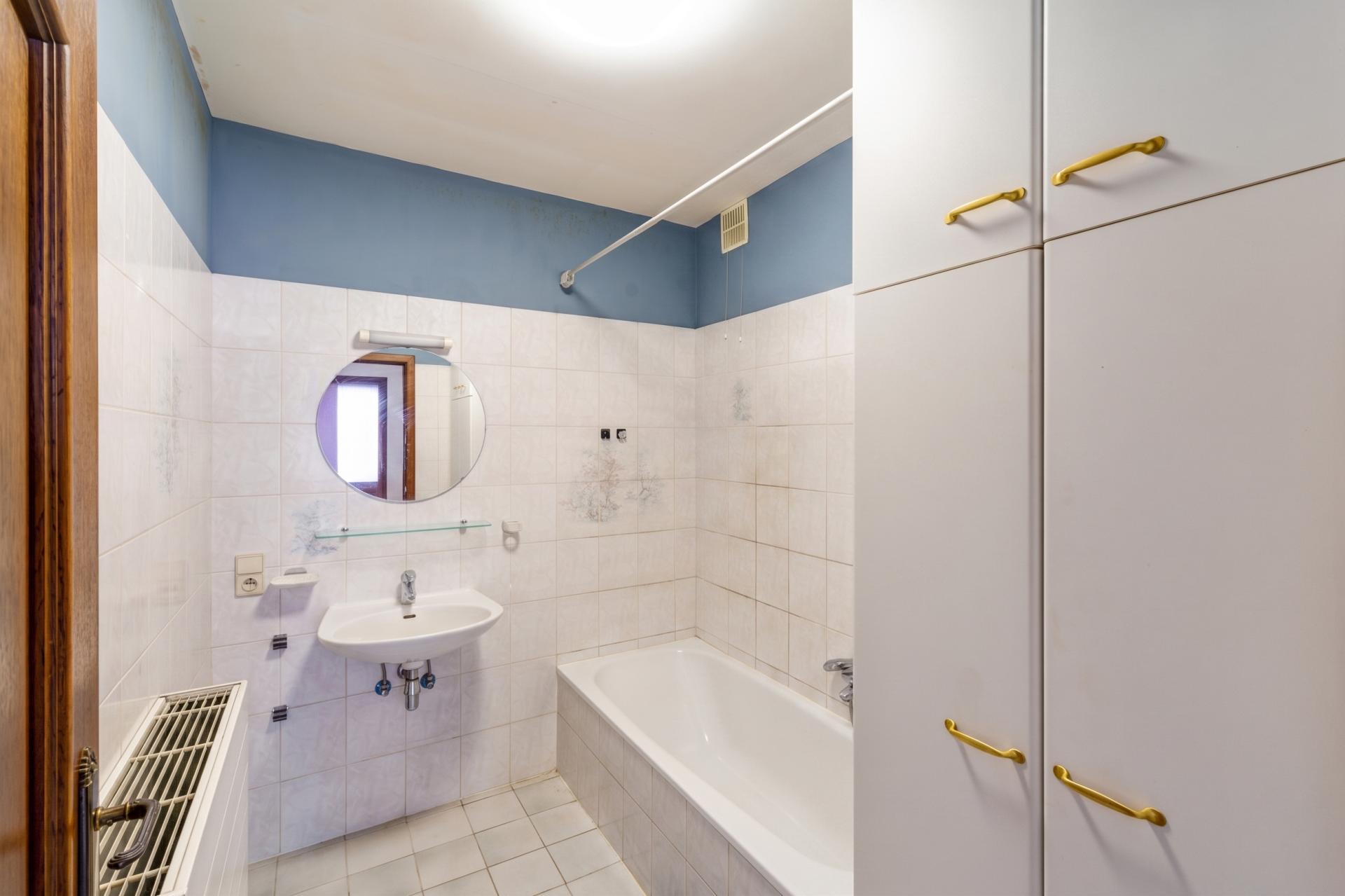 Gelijkvloers appartement met tuin en garagebox — foto