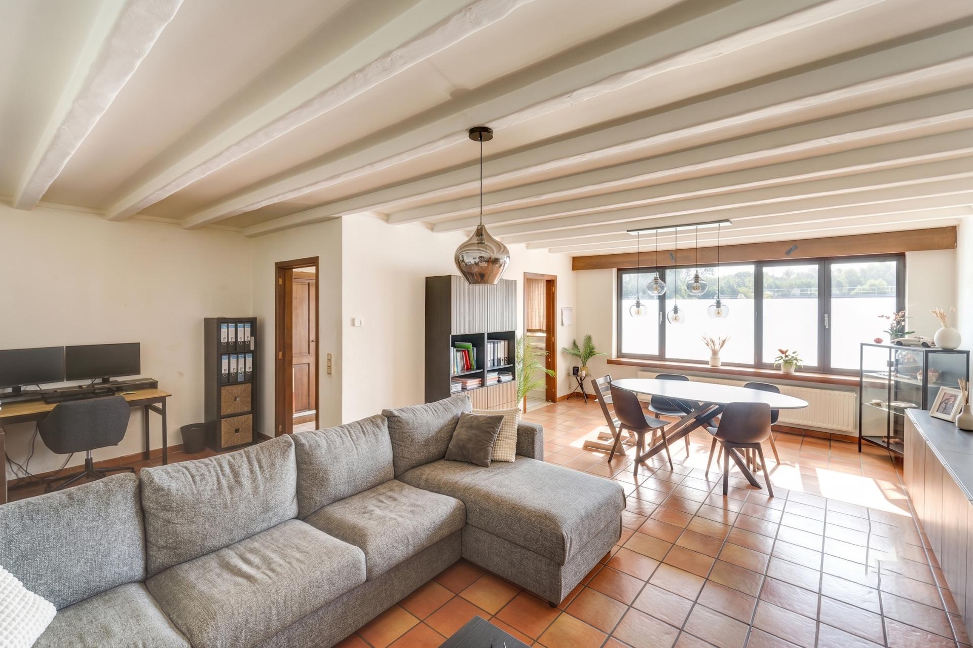 Gelijkvloers appartement met tuin en garagebox — foto