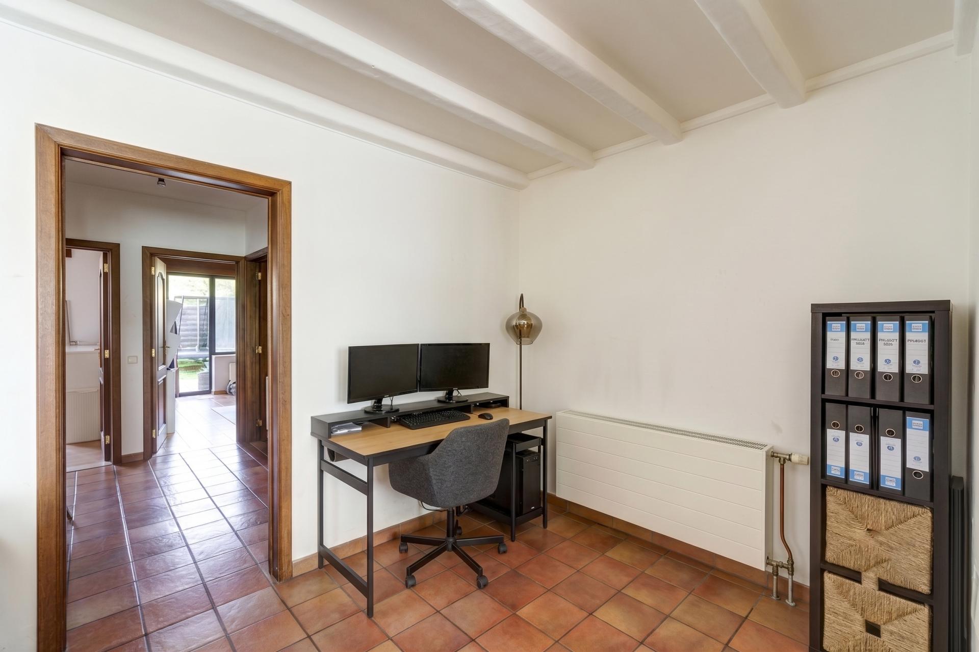Gelijkvloers appartement met tuin en garagebox — foto