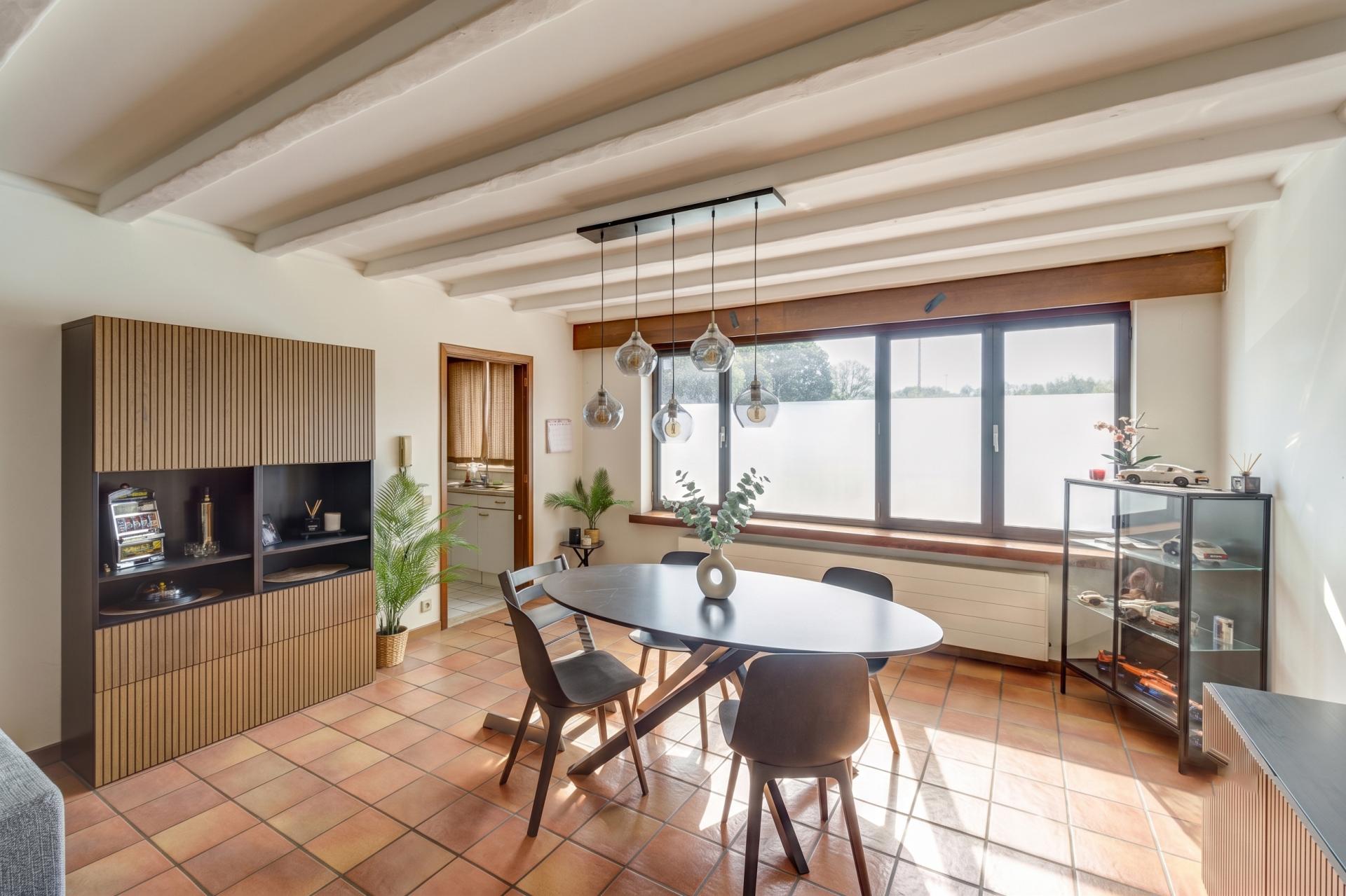 Gelijkvloers appartement met tuin en garagebox — foto