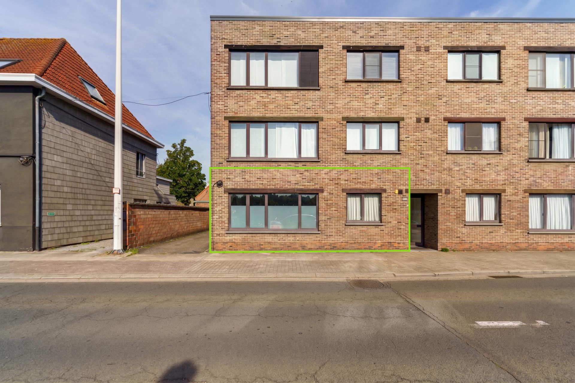Gelijkvloers appartement met tuin en garagebox — foto