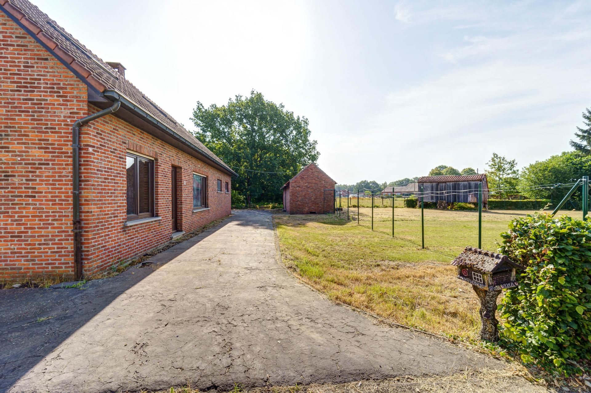 Rustig gelegen, te renoveren woning op 18a75ca te Herselt — foto