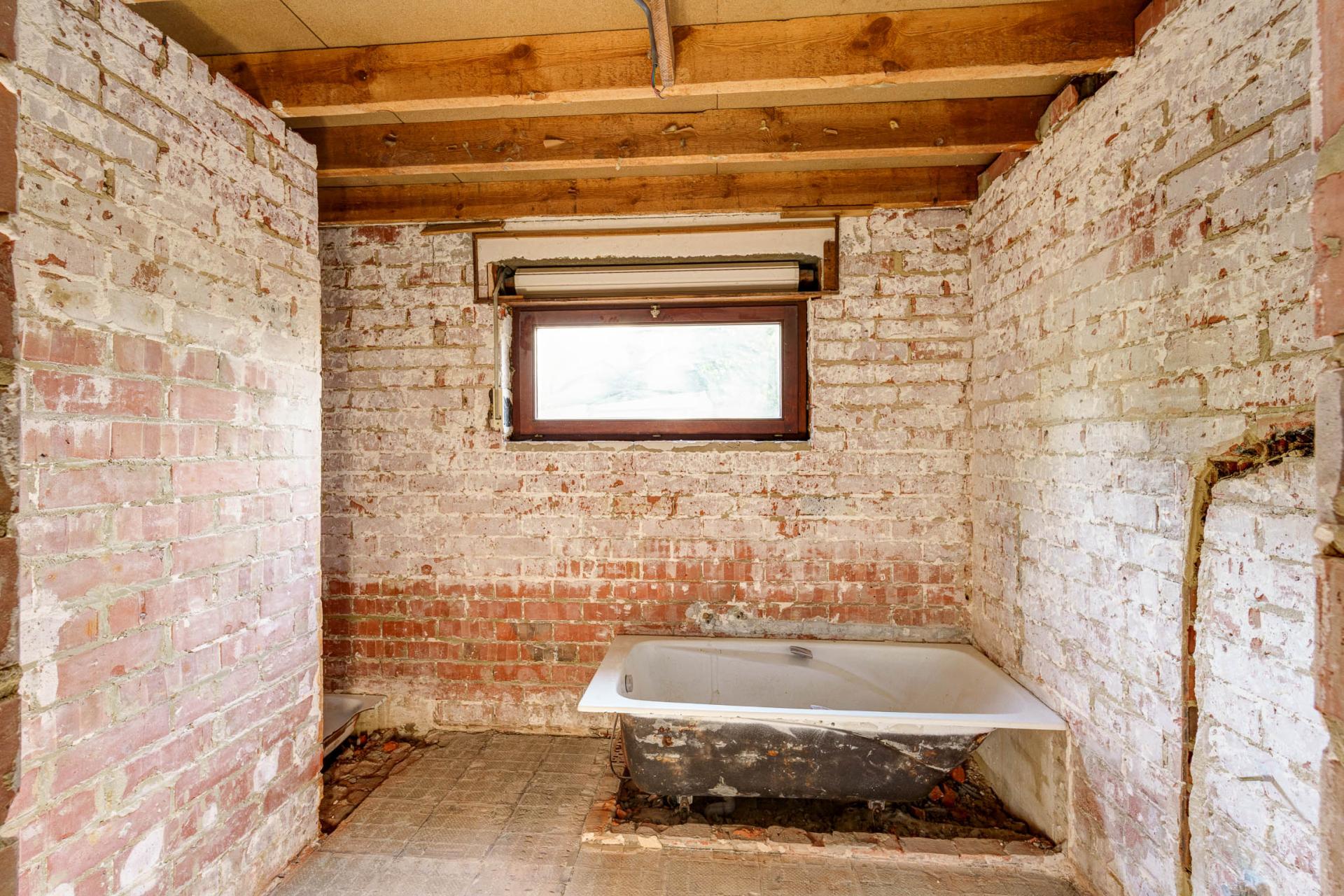 Rustig gelegen, te renoveren woning op 18a75ca te Herselt — foto