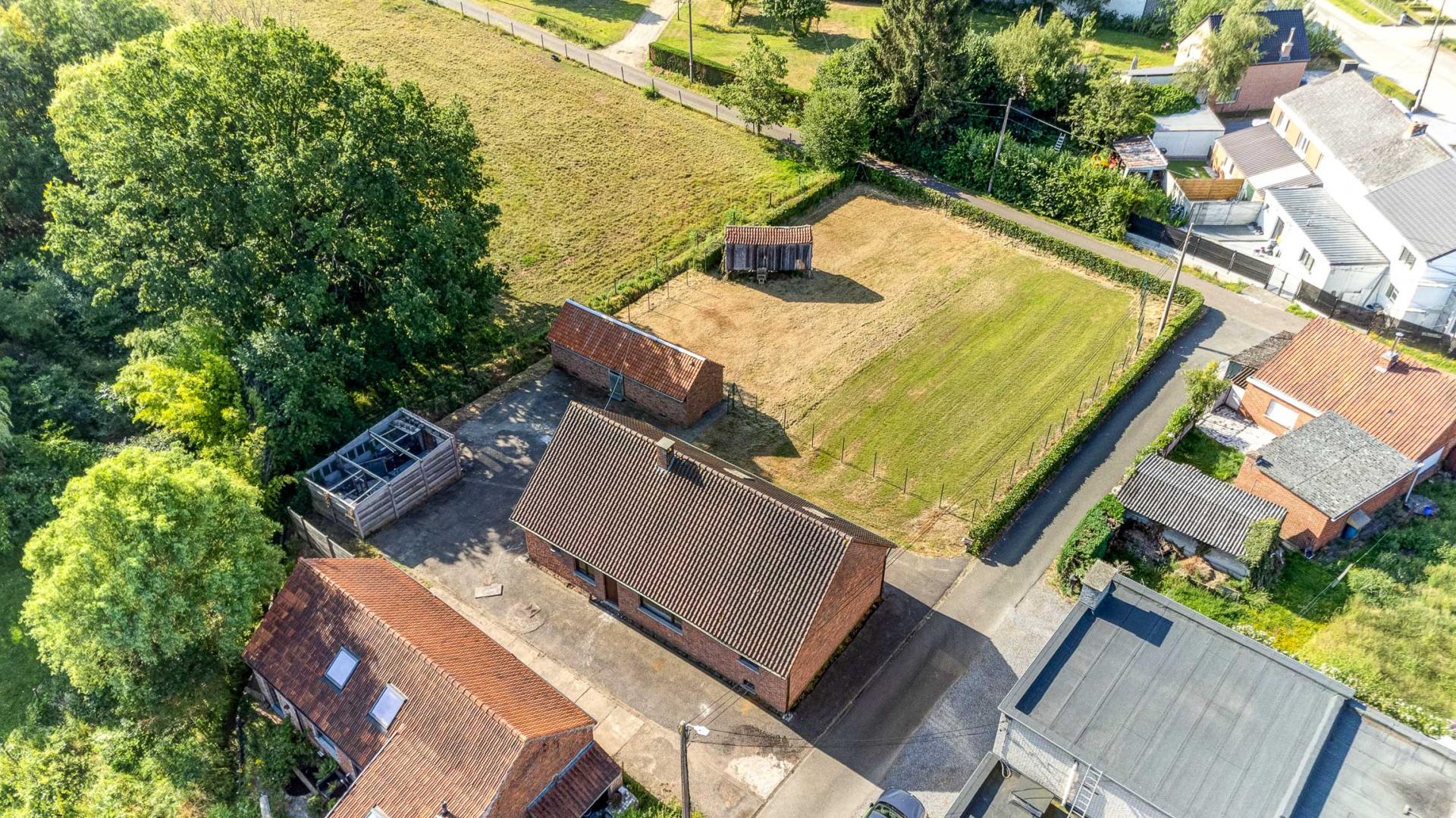 Rustig gelegen, te renoveren woning op 18a75ca te Herselt — foto