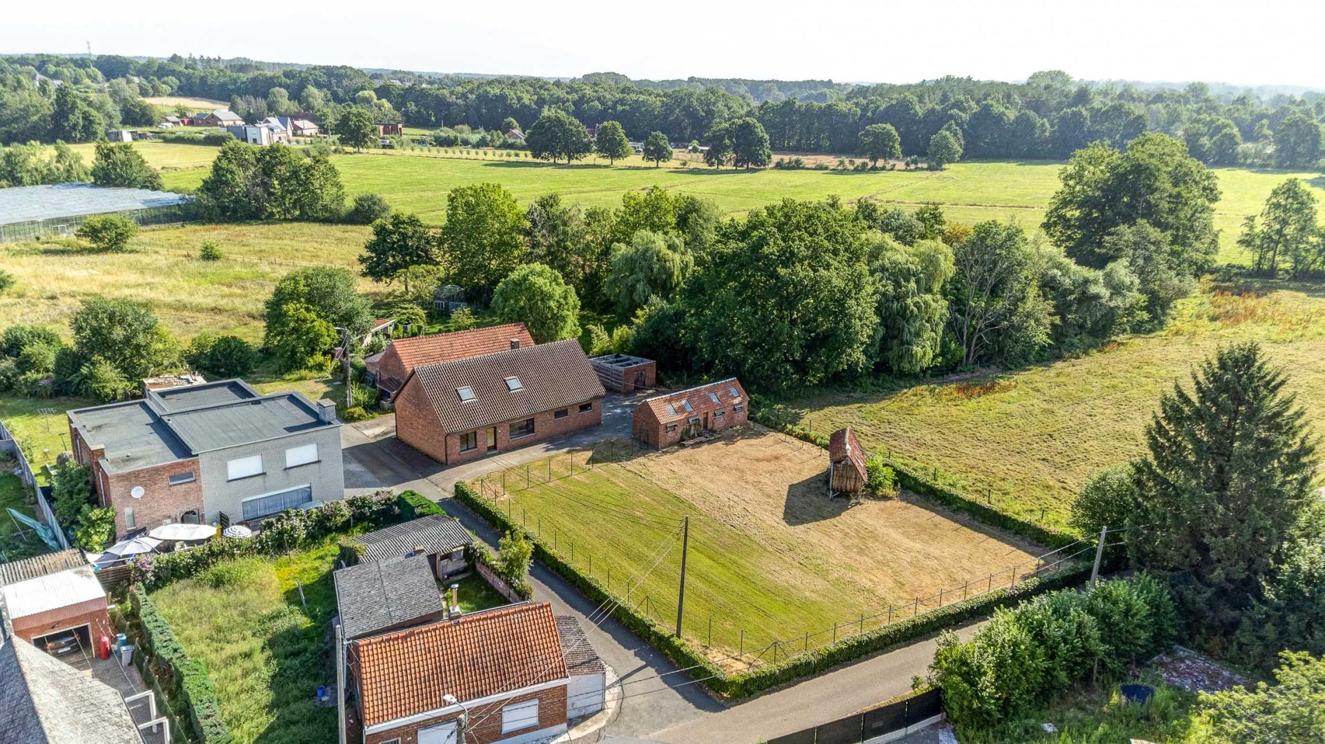Rustig gelegen, te renoveren woning op 18a75ca te Herselt — foto