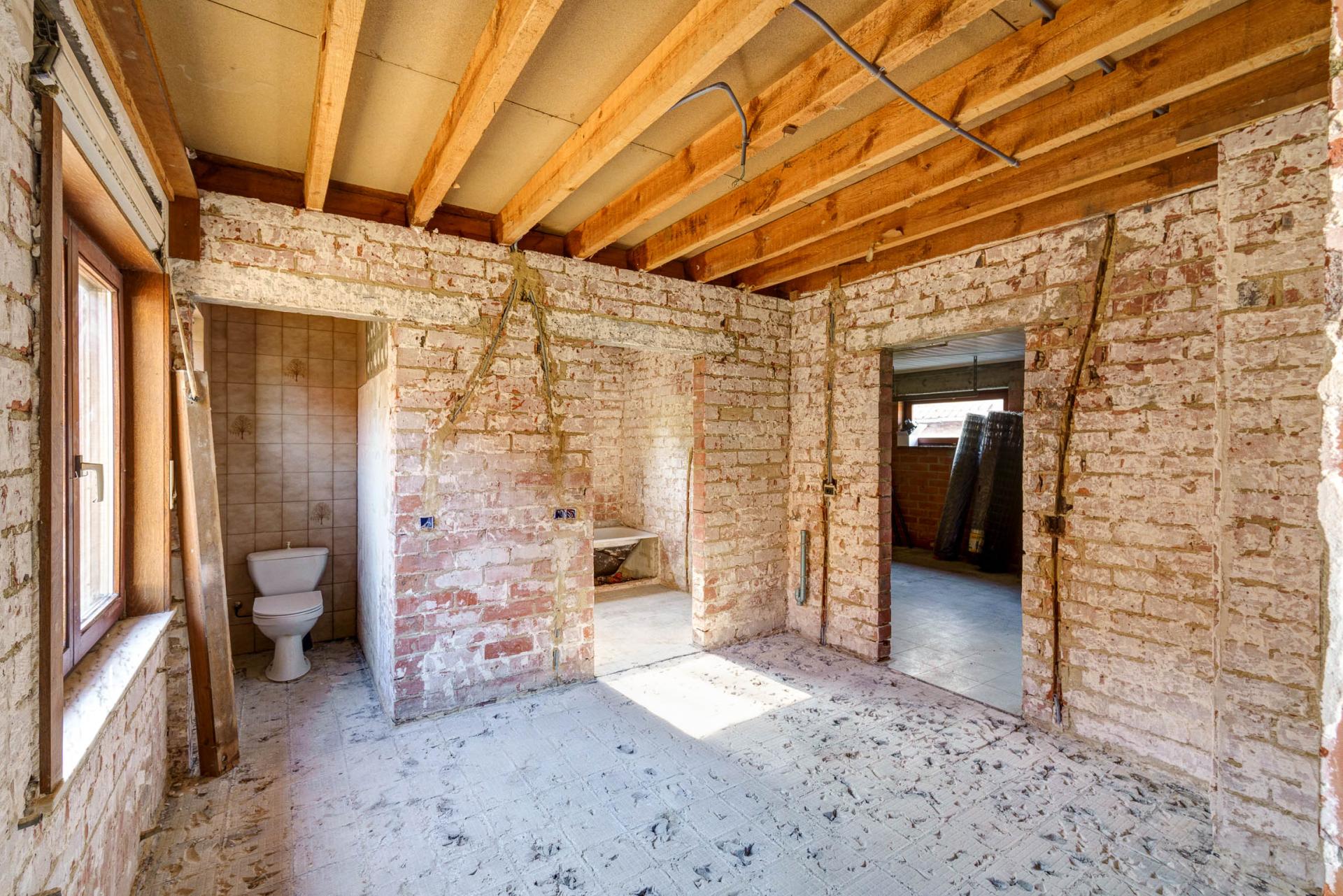 Rustig gelegen, te renoveren woning op 18a75ca te Herselt — foto