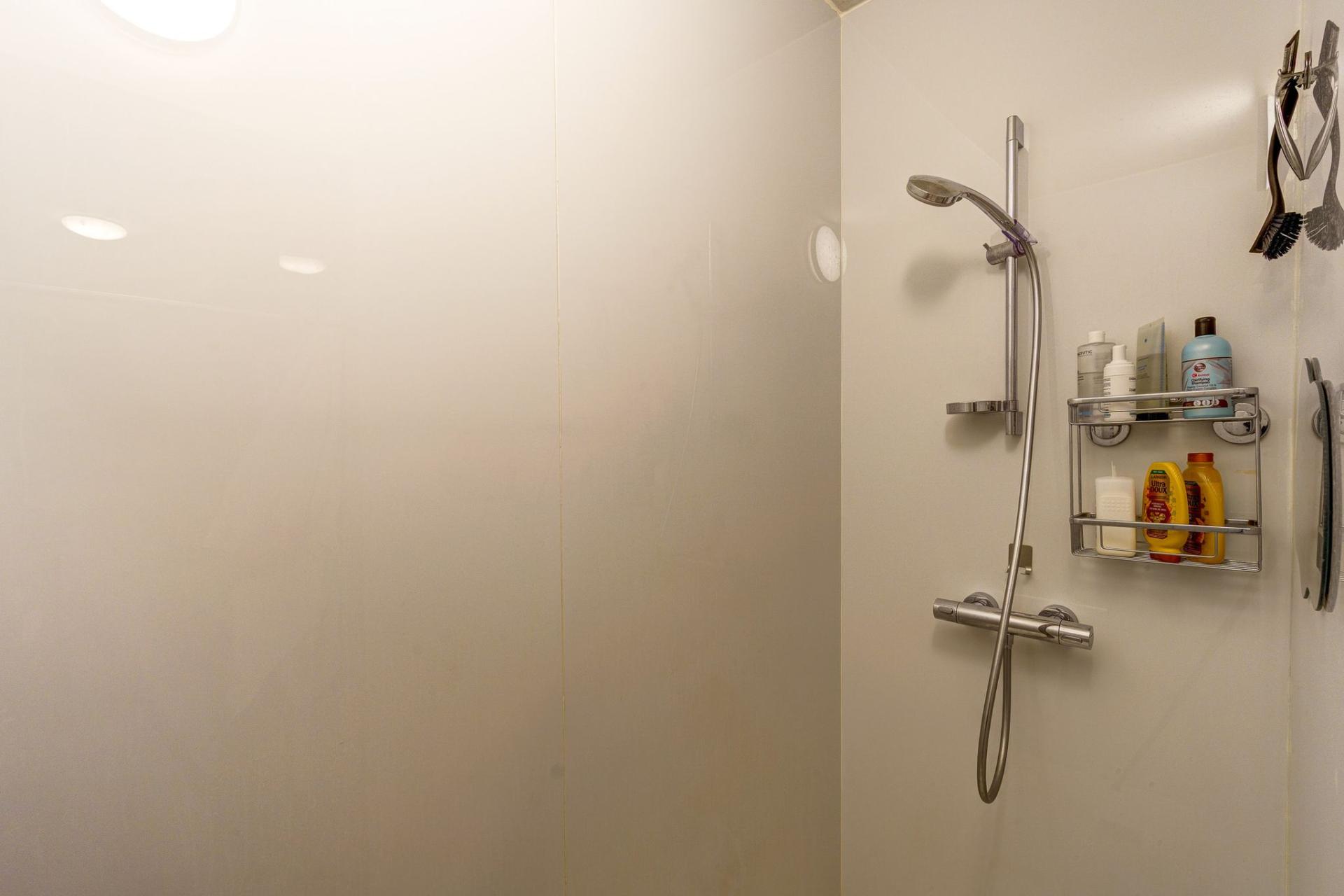 Instapklaar duplexappartement nabij Park Spoor Noord — foto