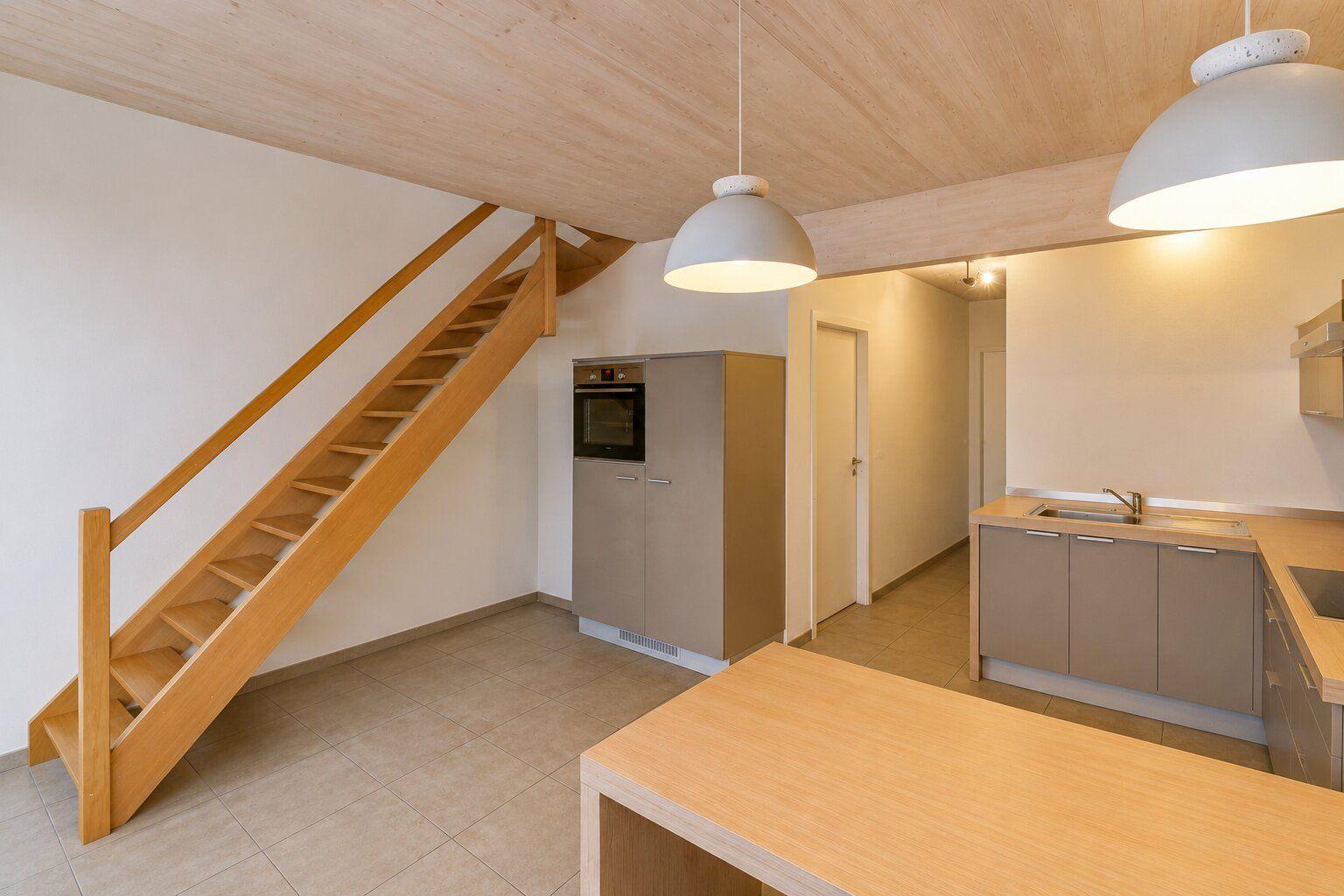 Instapklaar duplexappartement nabij Park Spoor Noord — foto