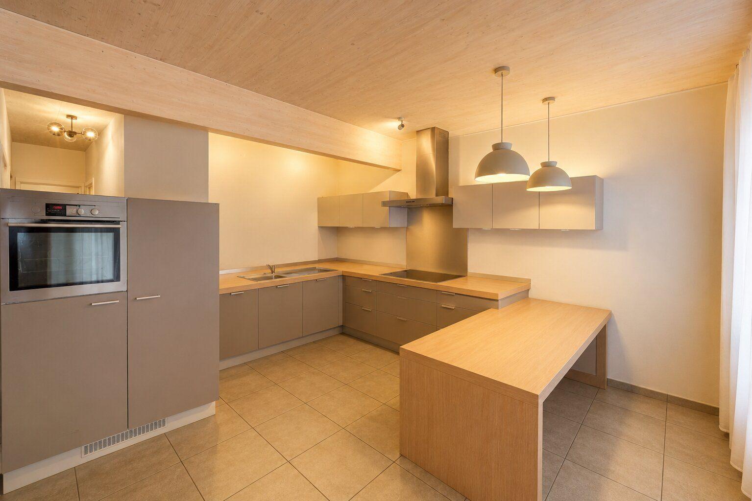 Instapklaar duplexappartement nabij Park Spoor Noord — foto