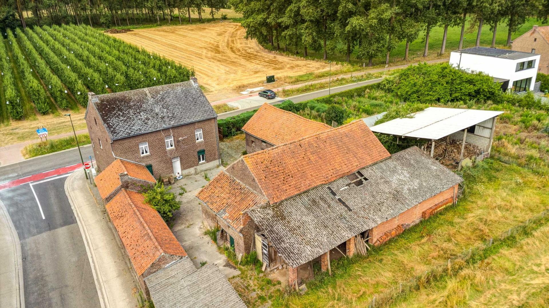 Karaktervolle hoeve met verkavelingspotentieel in Budingen. — foto