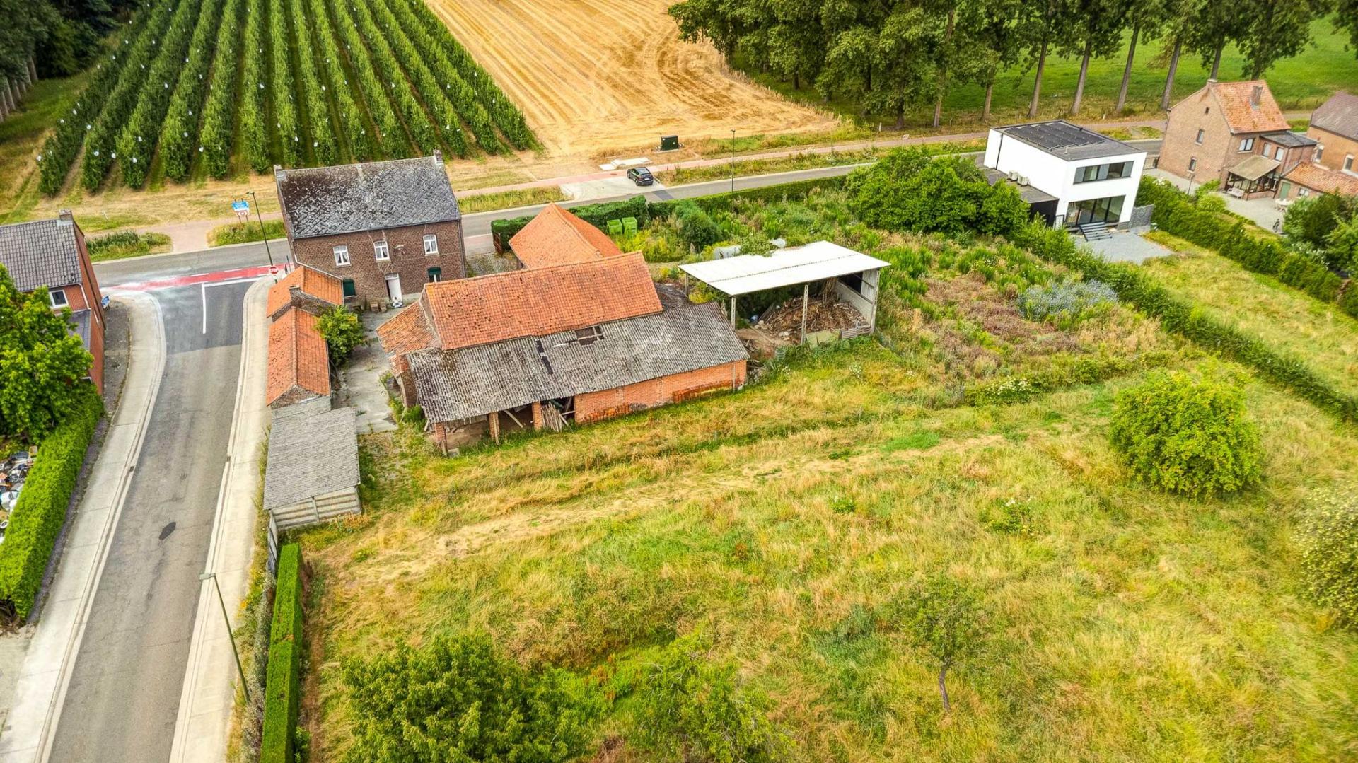 Karaktervolle hoeve met verkavelingspotentieel in Budingen. — foto