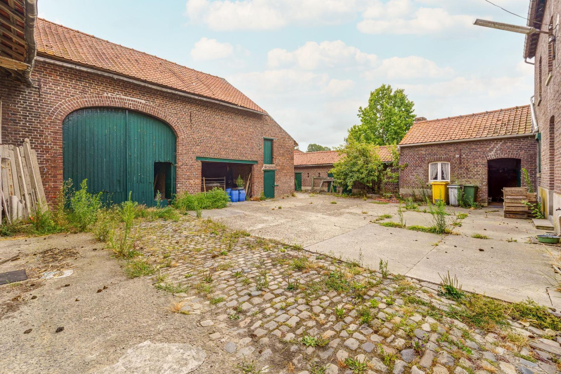 Karaktervolle hoeve met verkavelingspotentieel in Budingen. — foto