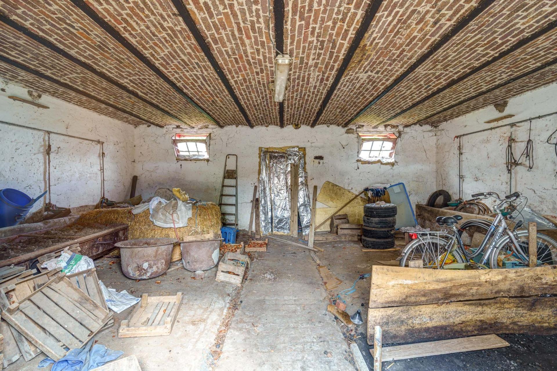 Karaktervolle hoeve met verkavelingspotentieel in Budingen. — foto