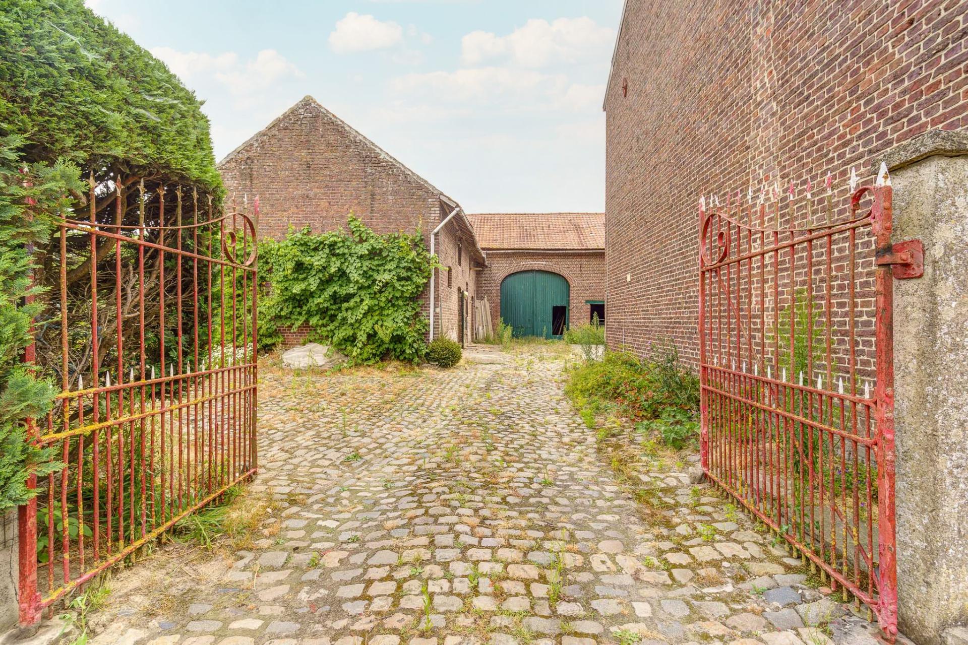 Karaktervolle hoeve met verkavelingspotentieel in Budingen. — foto