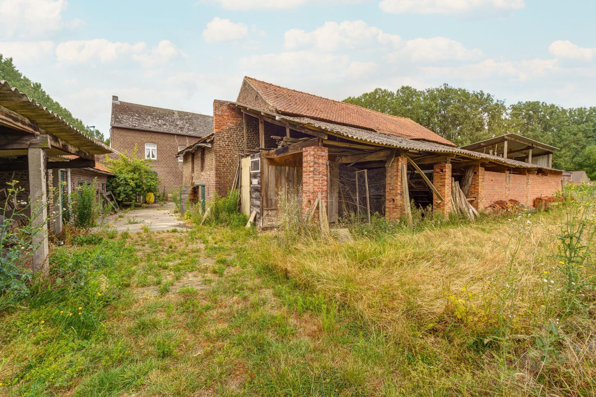 Karaktervolle hoeve met verkavelingspotentieel in Budingen. — foto