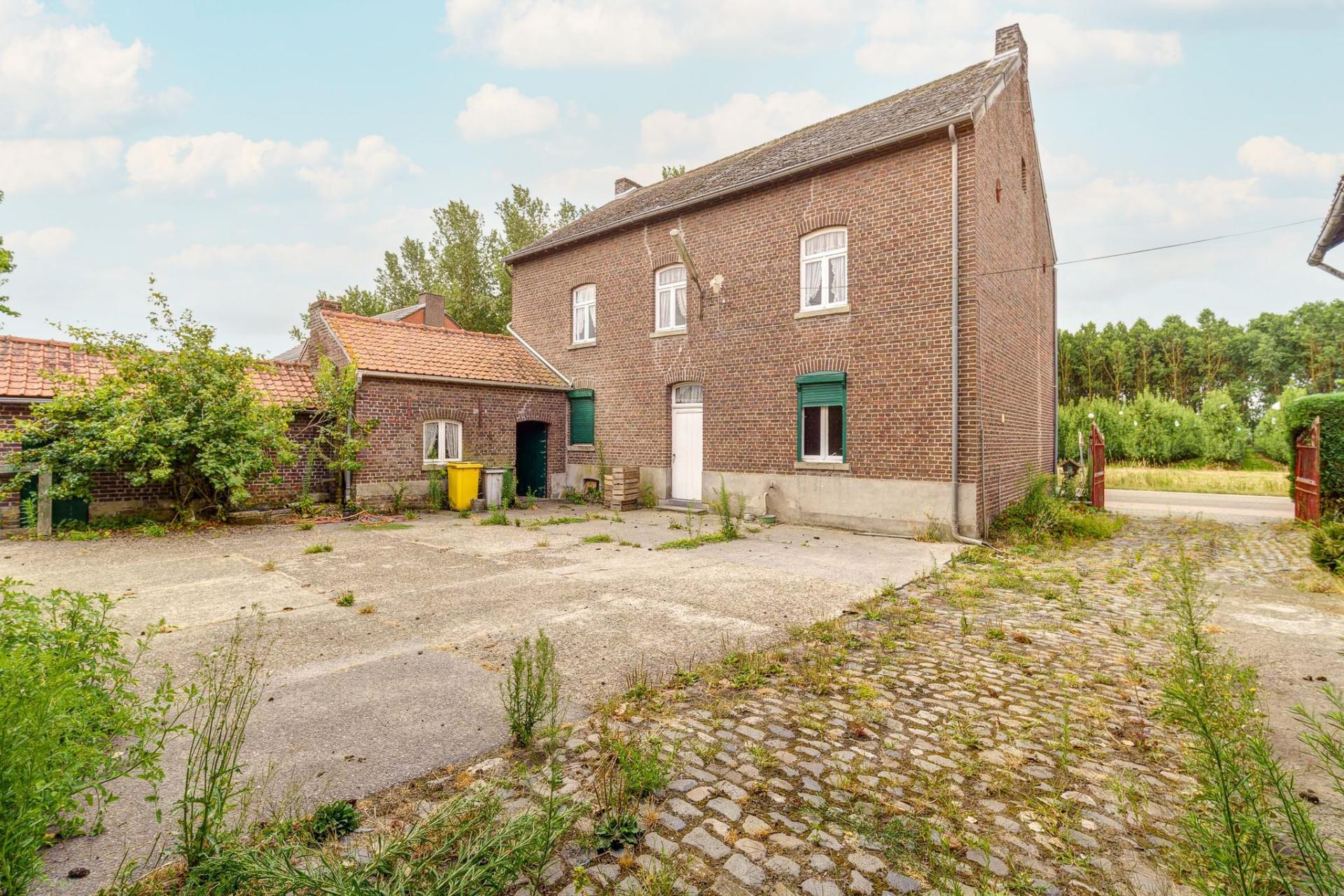 Karaktervolle hoeve met verkavelingspotentieel in Budingen. — foto