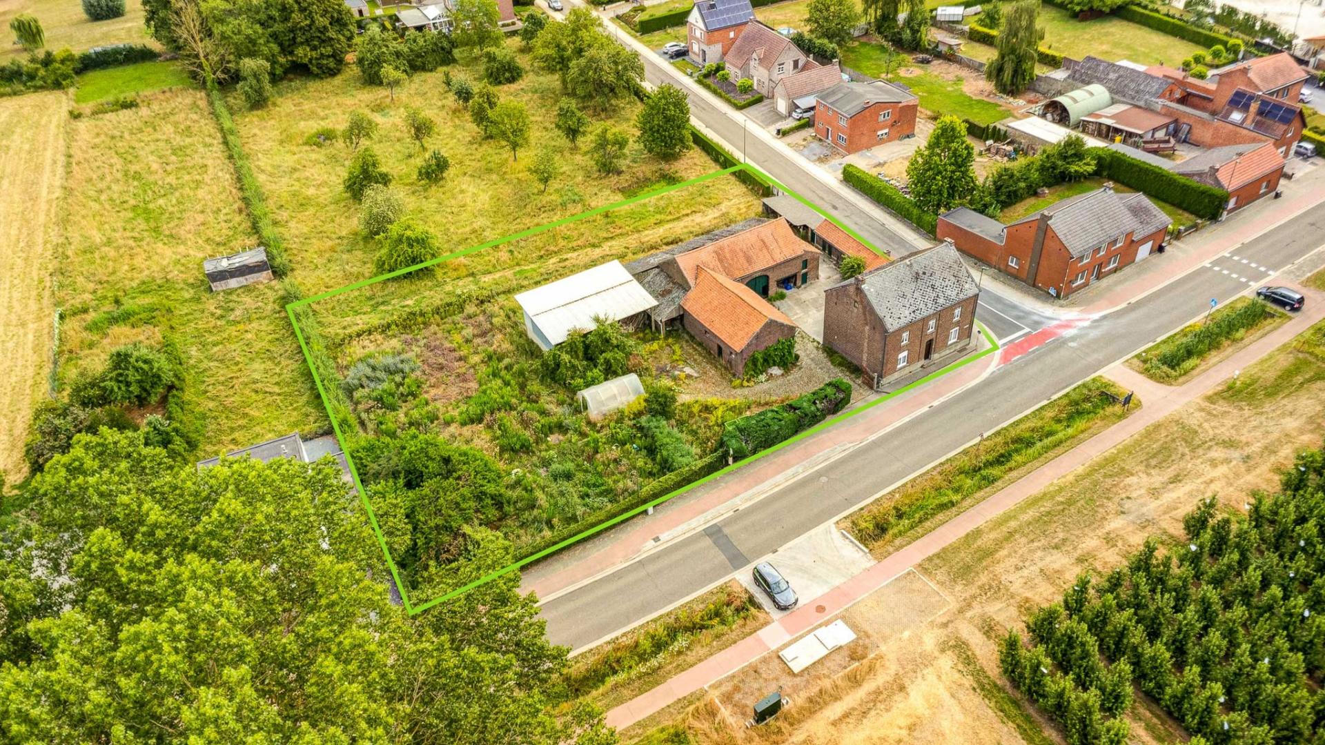 Karaktervolle hoeve met verkavelingspotentieel in Budingen. — foto