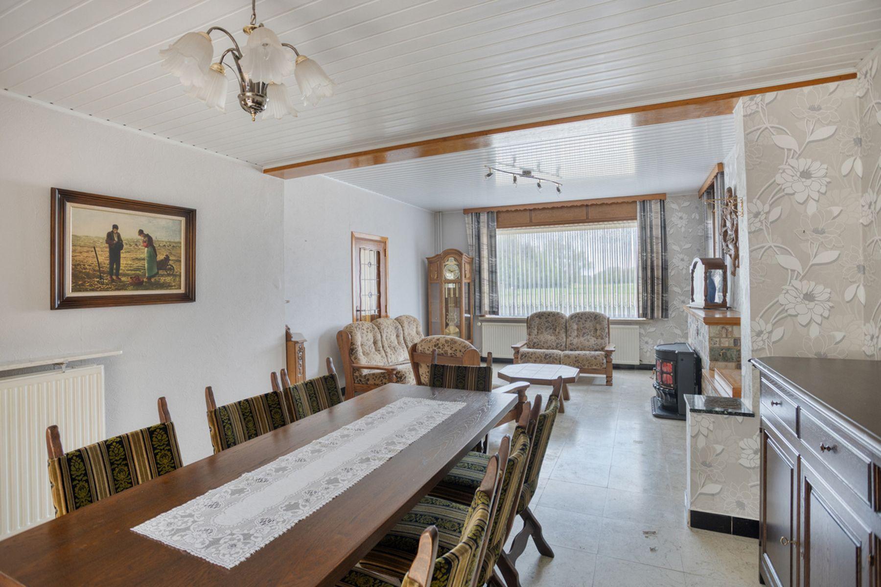 Open bebouwing met renovatiepotentieel in landelijk Hoeleden — foto