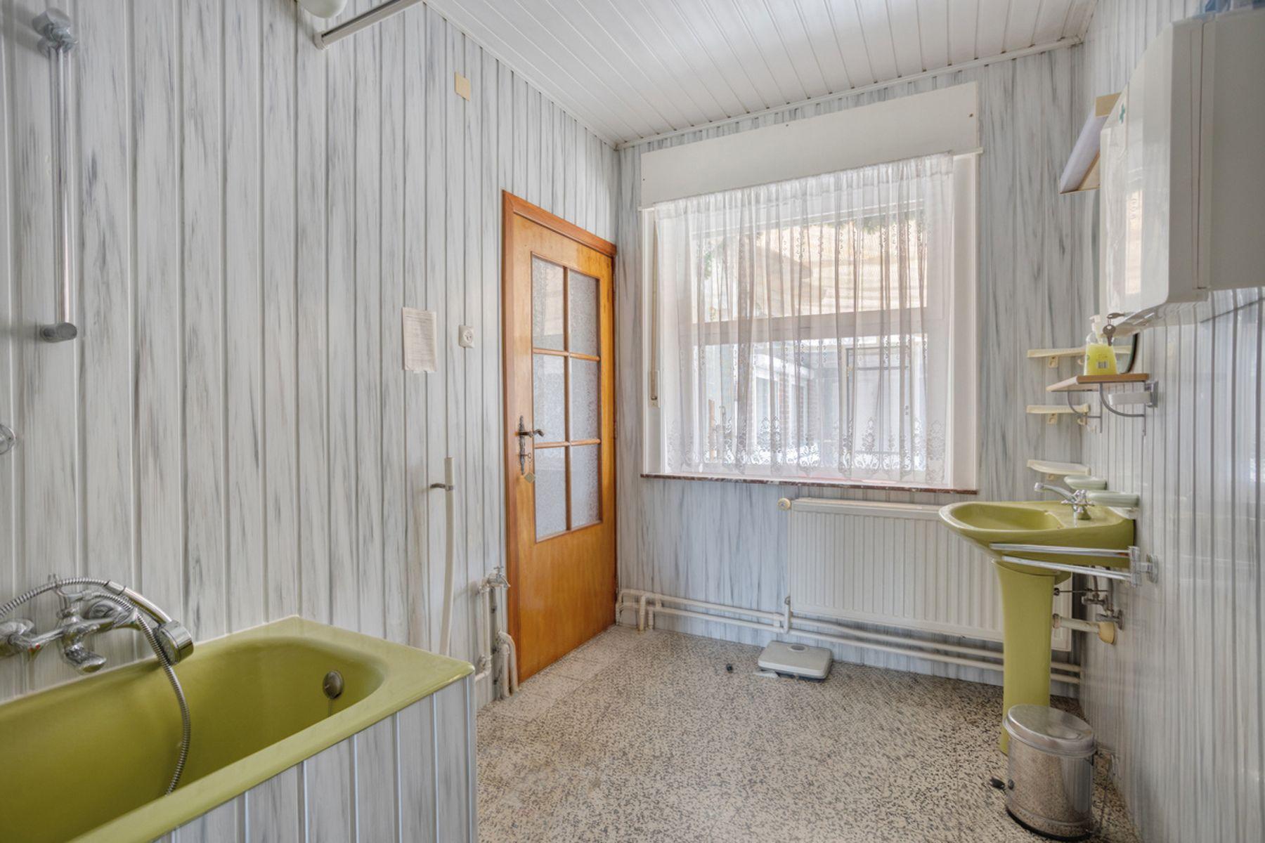 Open bebouwing met renovatiepotentieel in landelijk Hoeleden — foto