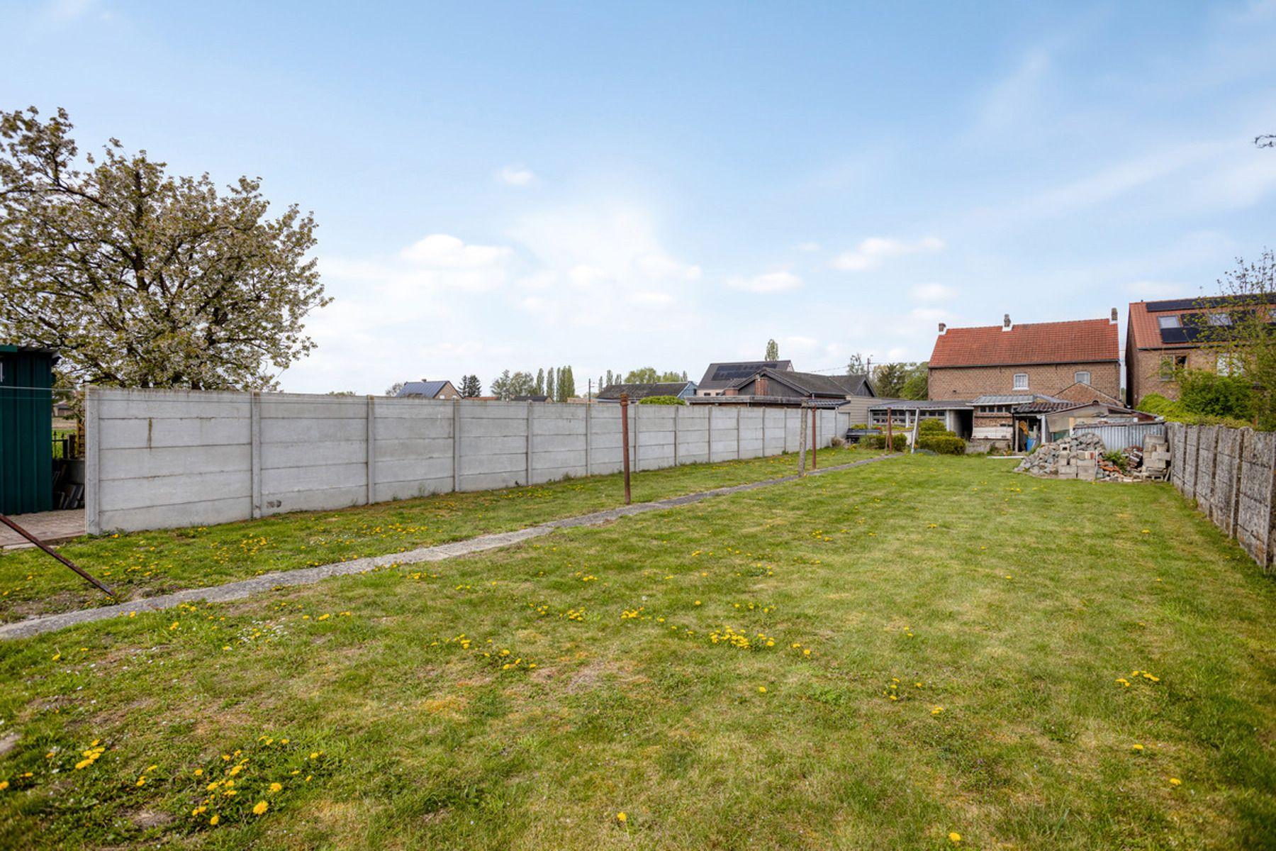 Open bebouwing met renovatiepotentieel in landelijk Hoeleden — foto