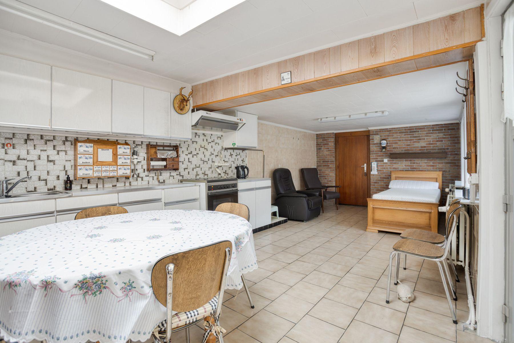 Open bebouwing met renovatiepotentieel in landelijk Hoeleden — foto