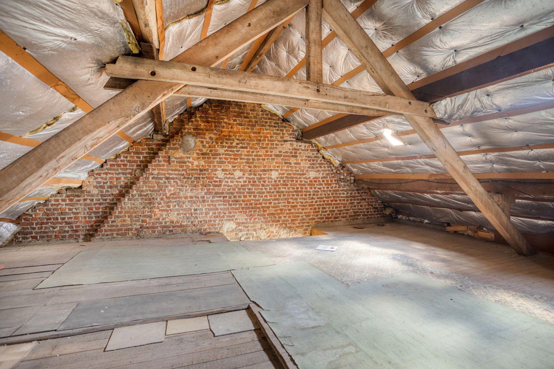 Open bebouwing met renovatiepotentieel in landelijk Hoeleden — foto
