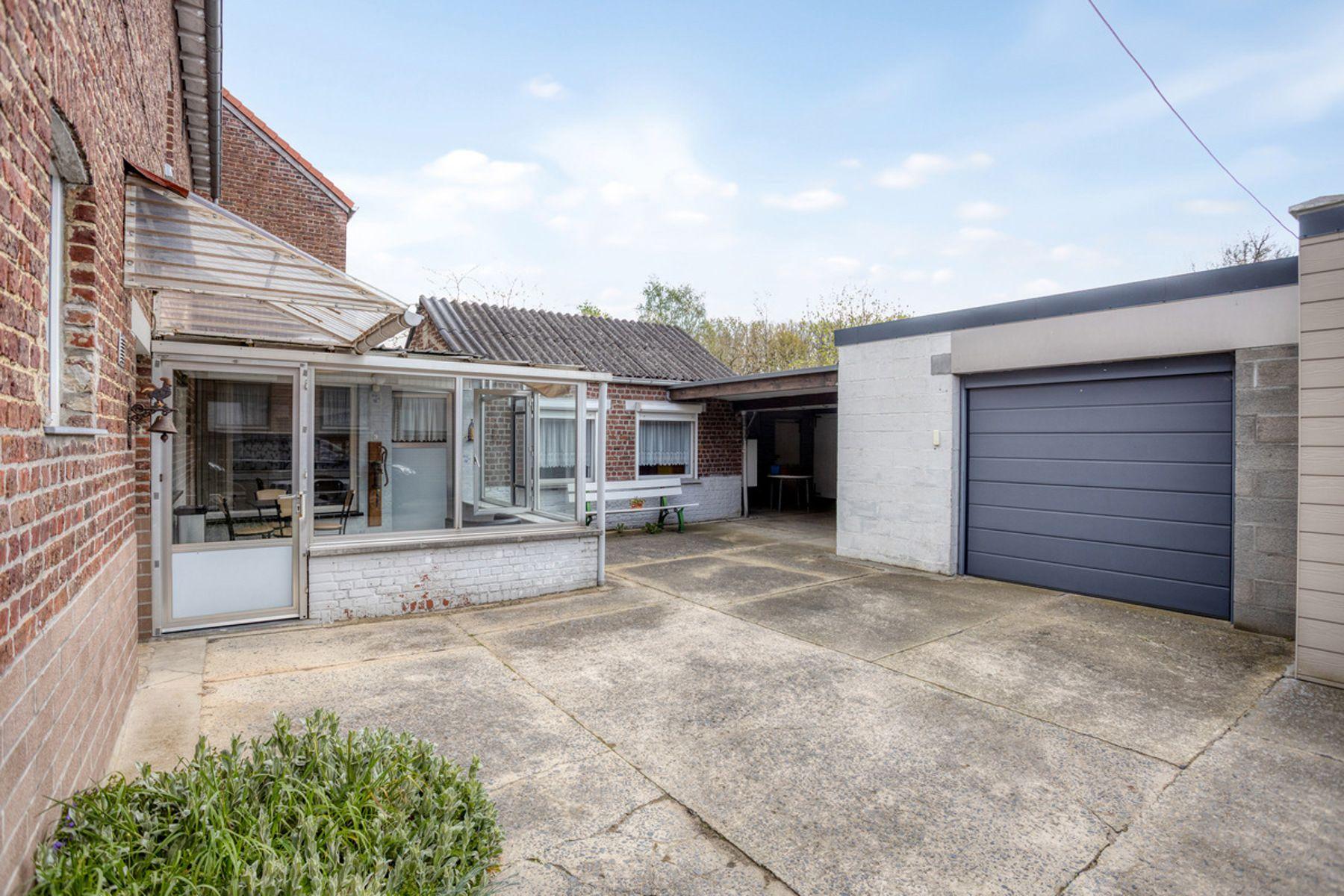 Open bebouwing met renovatiepotentieel in landelijk Hoeleden — foto