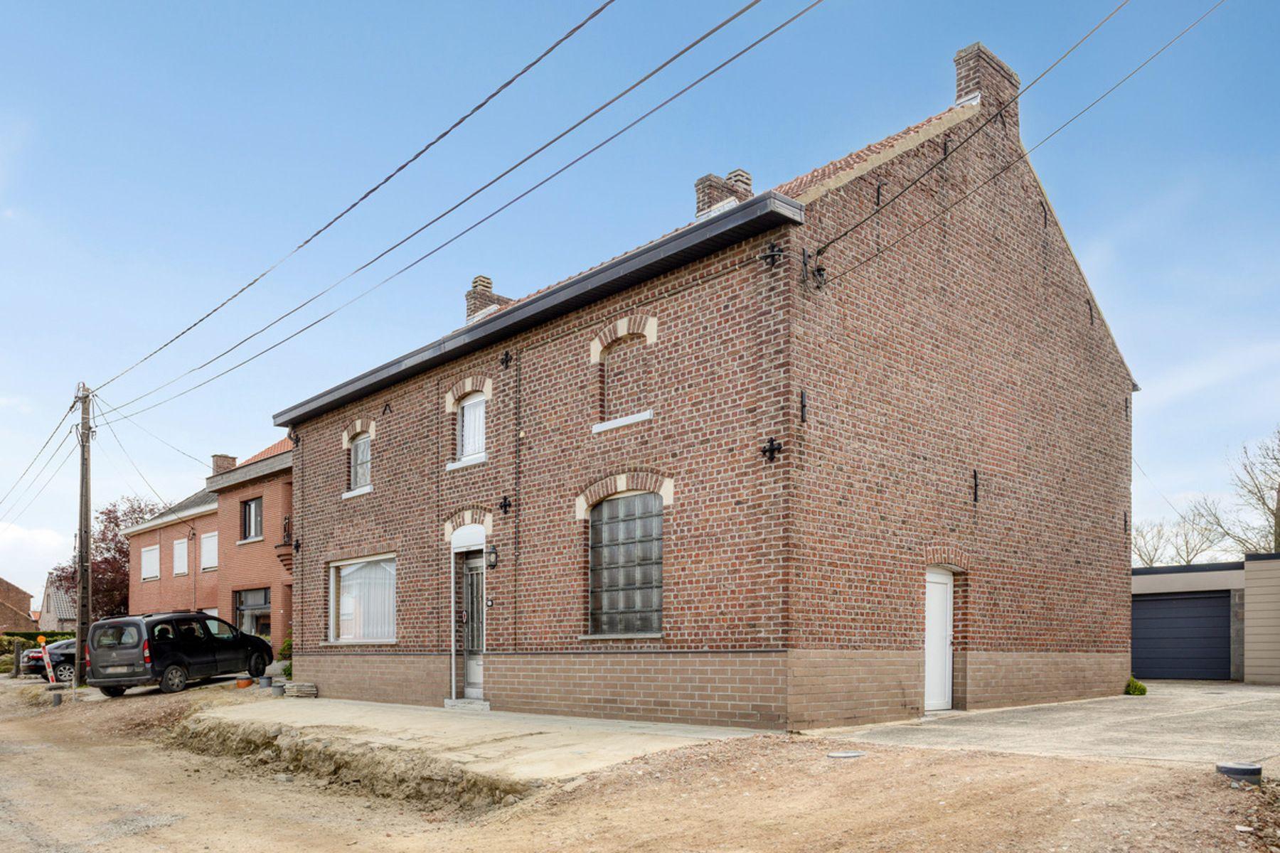 Open bebouwing met renovatiepotentieel in landelijk Hoeleden — foto