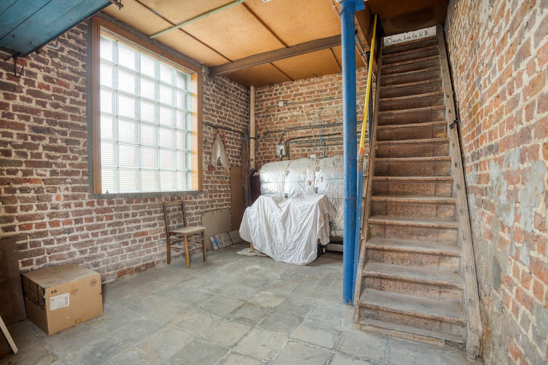 Open bebouwing met renovatiepotentieel in landelijk Hoeleden — foto