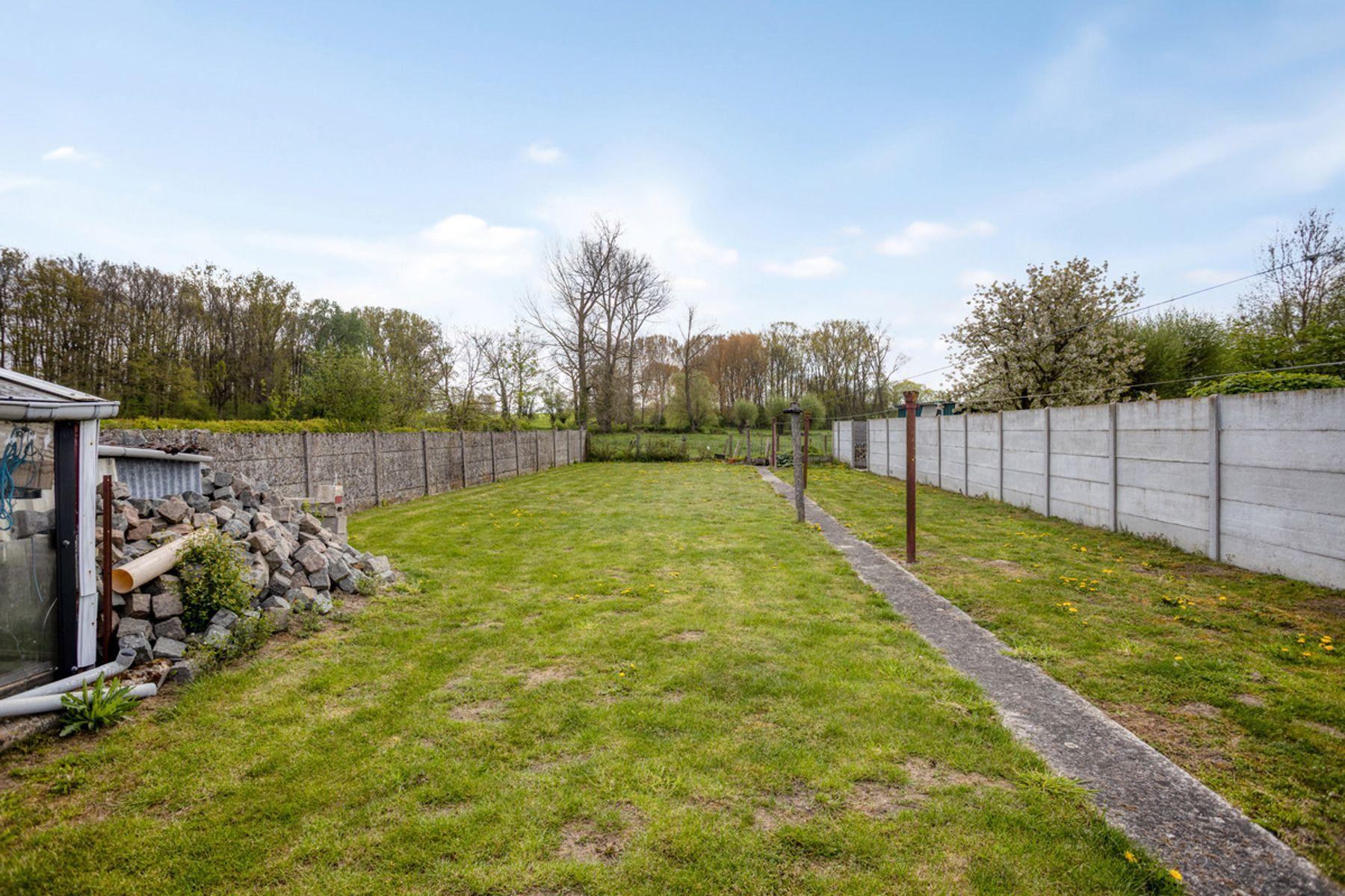 Open bebouwing met renovatiepotentieel in landelijk Hoeleden — foto