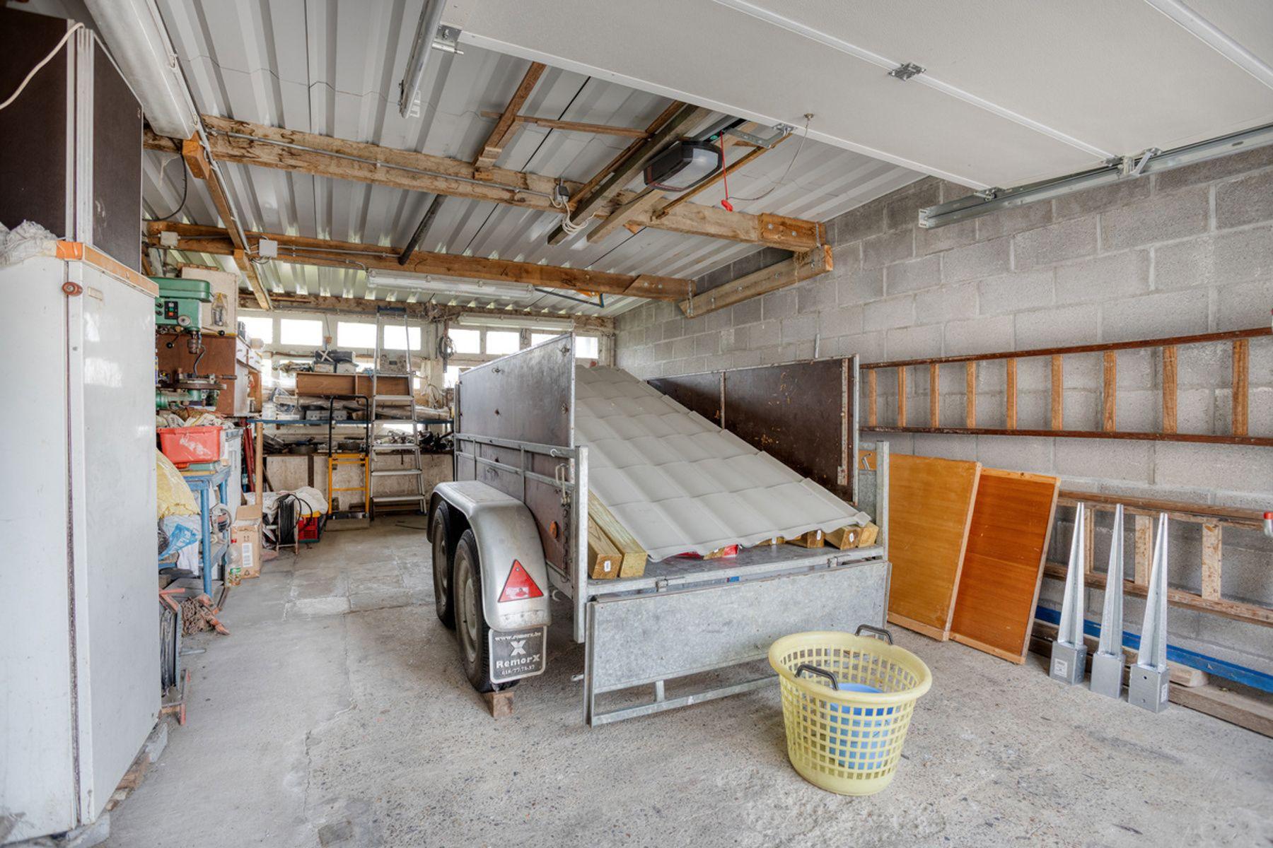 Open bebouwing met renovatiepotentieel in landelijk Hoeleden — foto