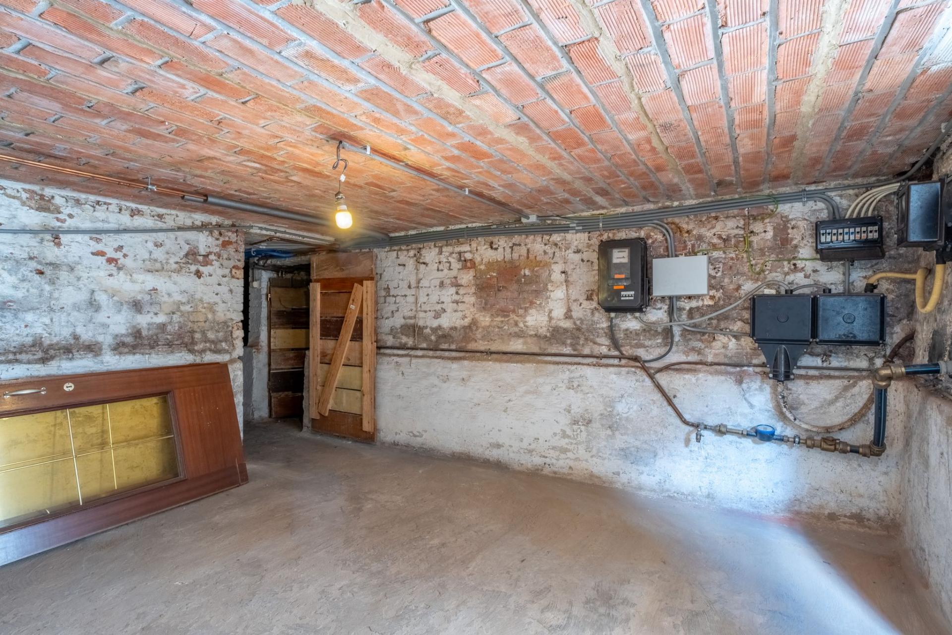 Te renoveren woonhuis en handelspand met veel mogelijkheden! — foto