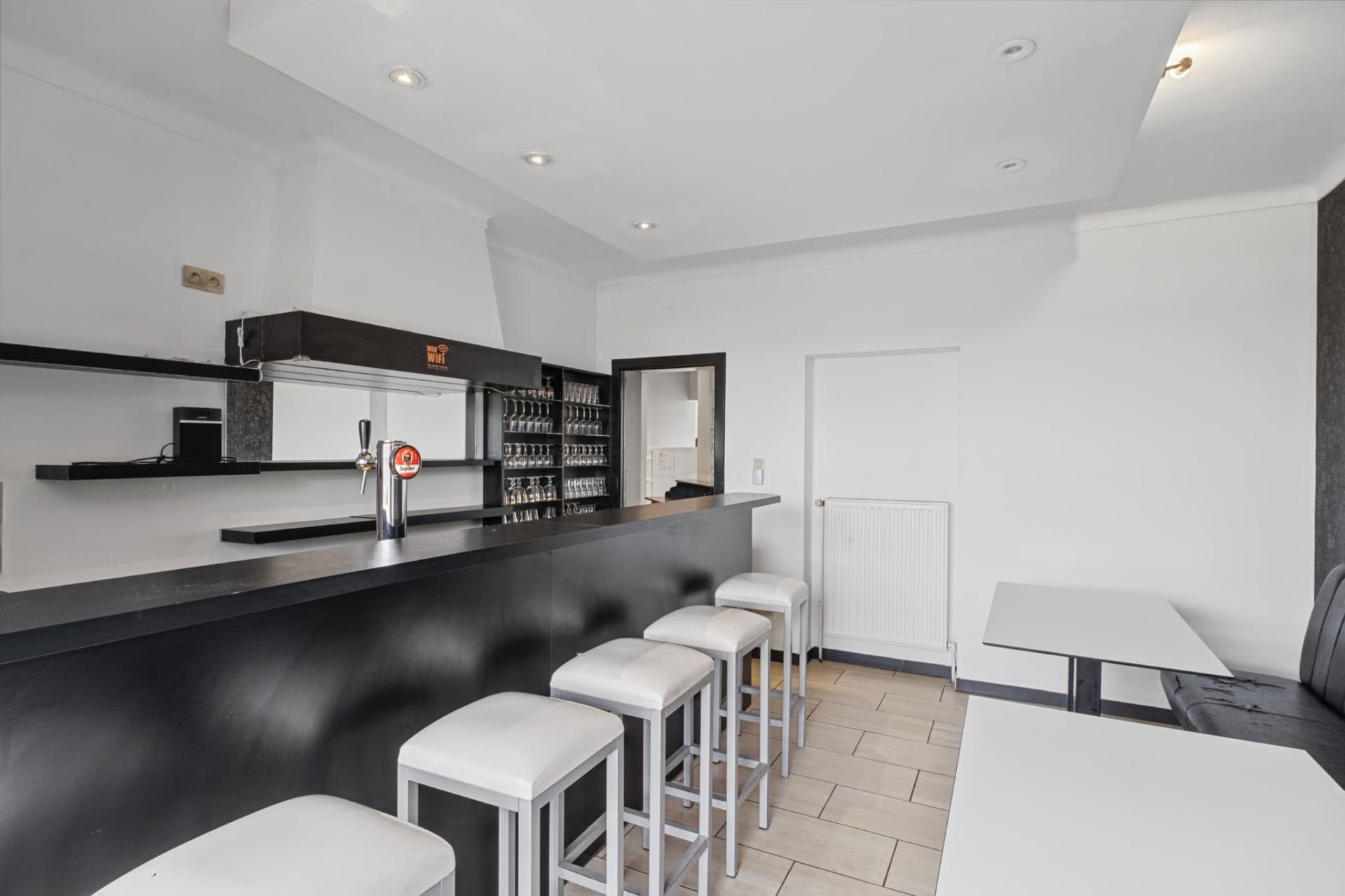 Handelsgelijkvloers met bovenliggend duplex appartement — foto