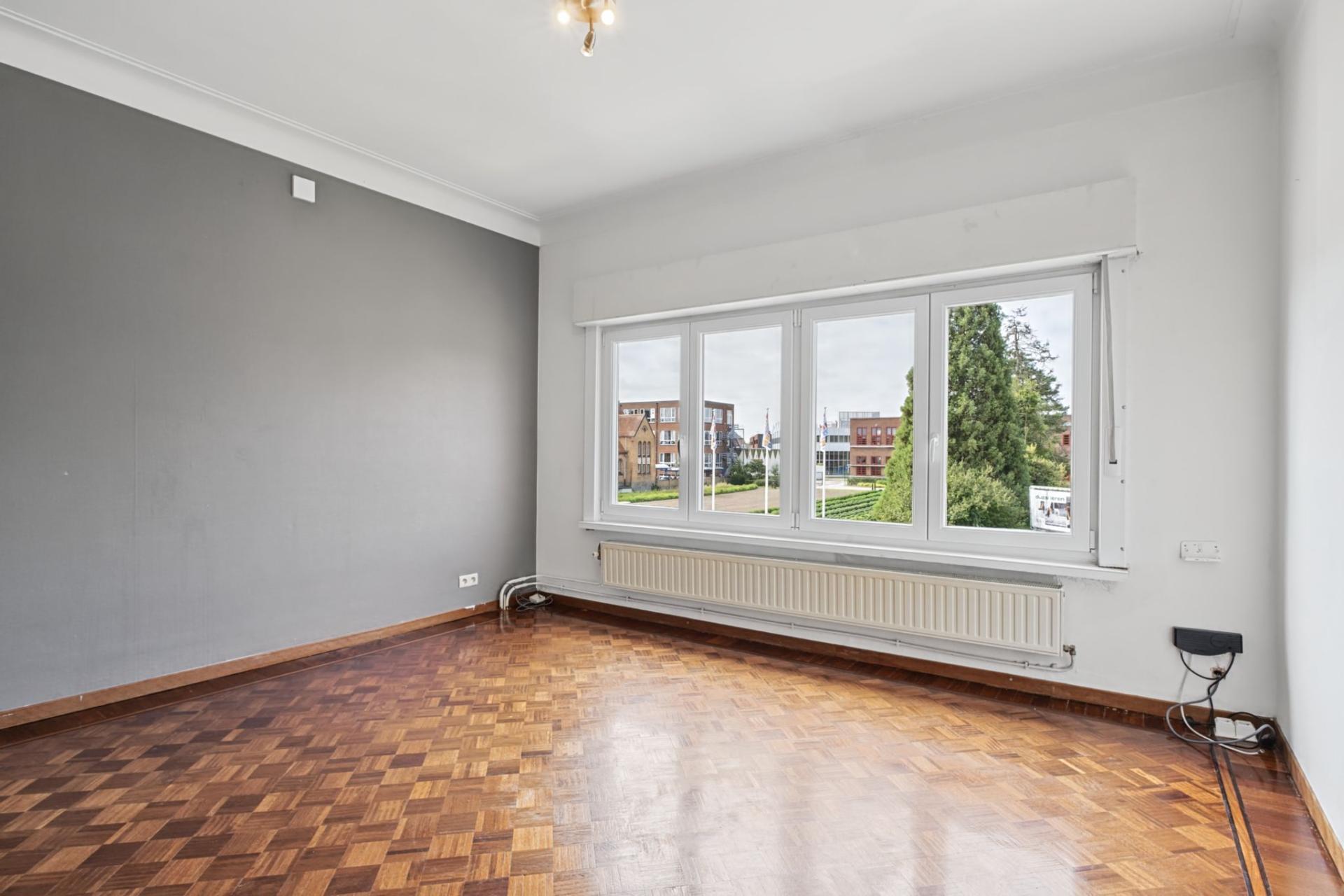 Handelsgelijkvloers met bovenliggend duplex appartement — foto