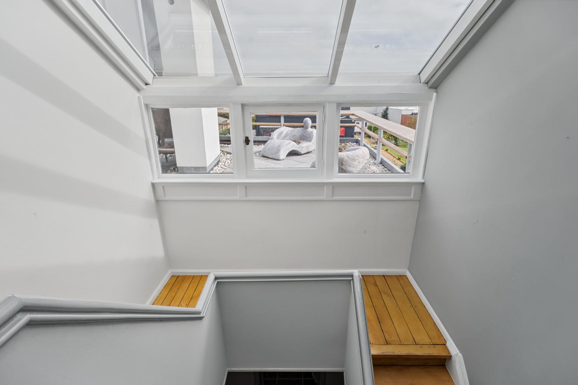 Handelsgelijkvloers met bovenliggend duplex appartement — foto