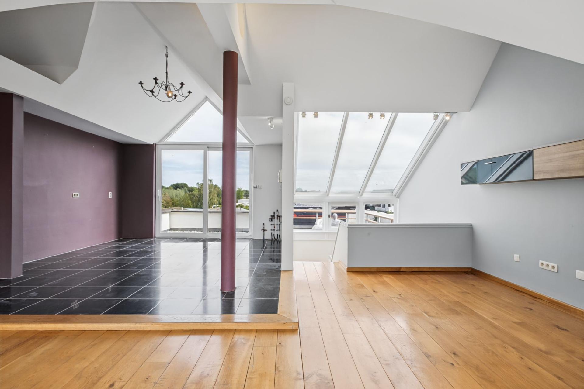 Handelsgelijkvloers met bovenliggend duplex appartement — foto