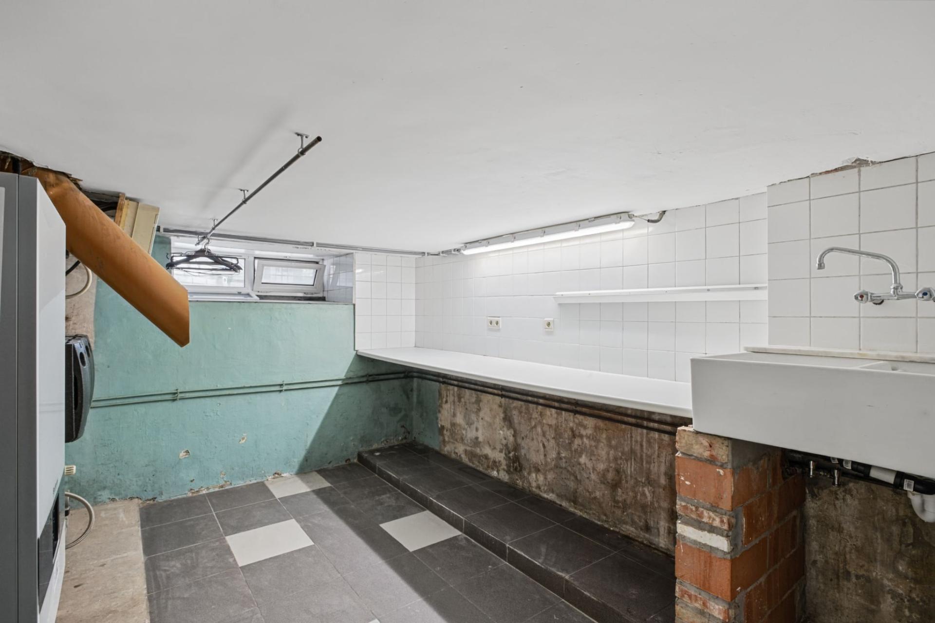 Handelsgelijkvloers met bovenliggend duplex appartement — foto