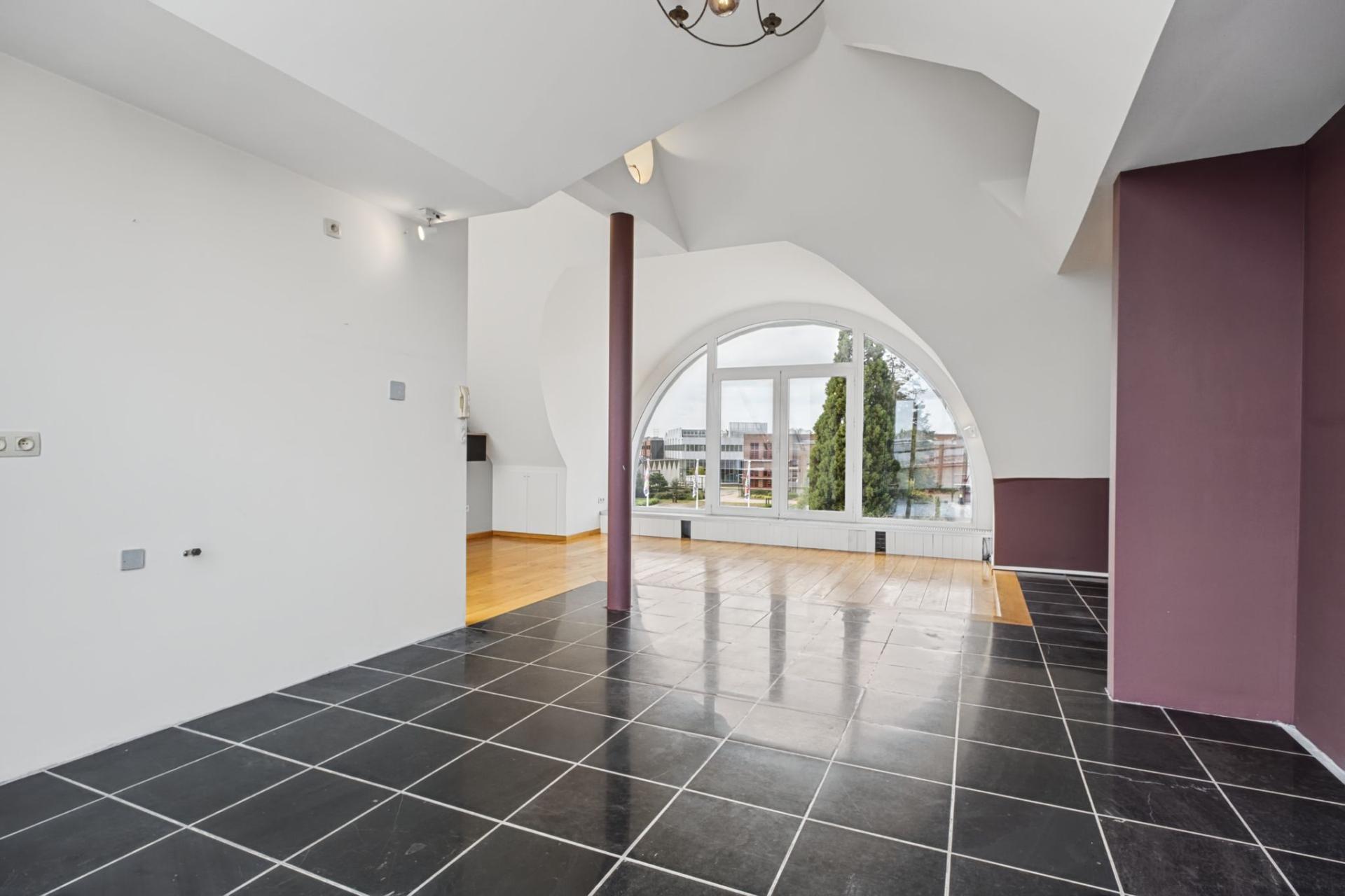 Handelsgelijkvloers met bovenliggend duplex appartement — foto