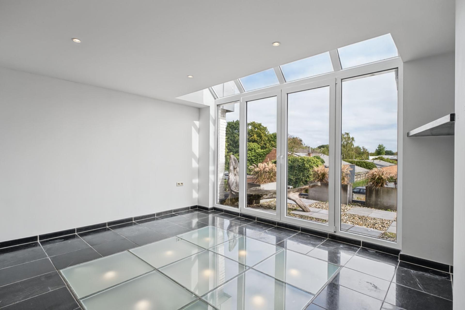Handelsgelijkvloers met bovenliggend duplex appartement — foto