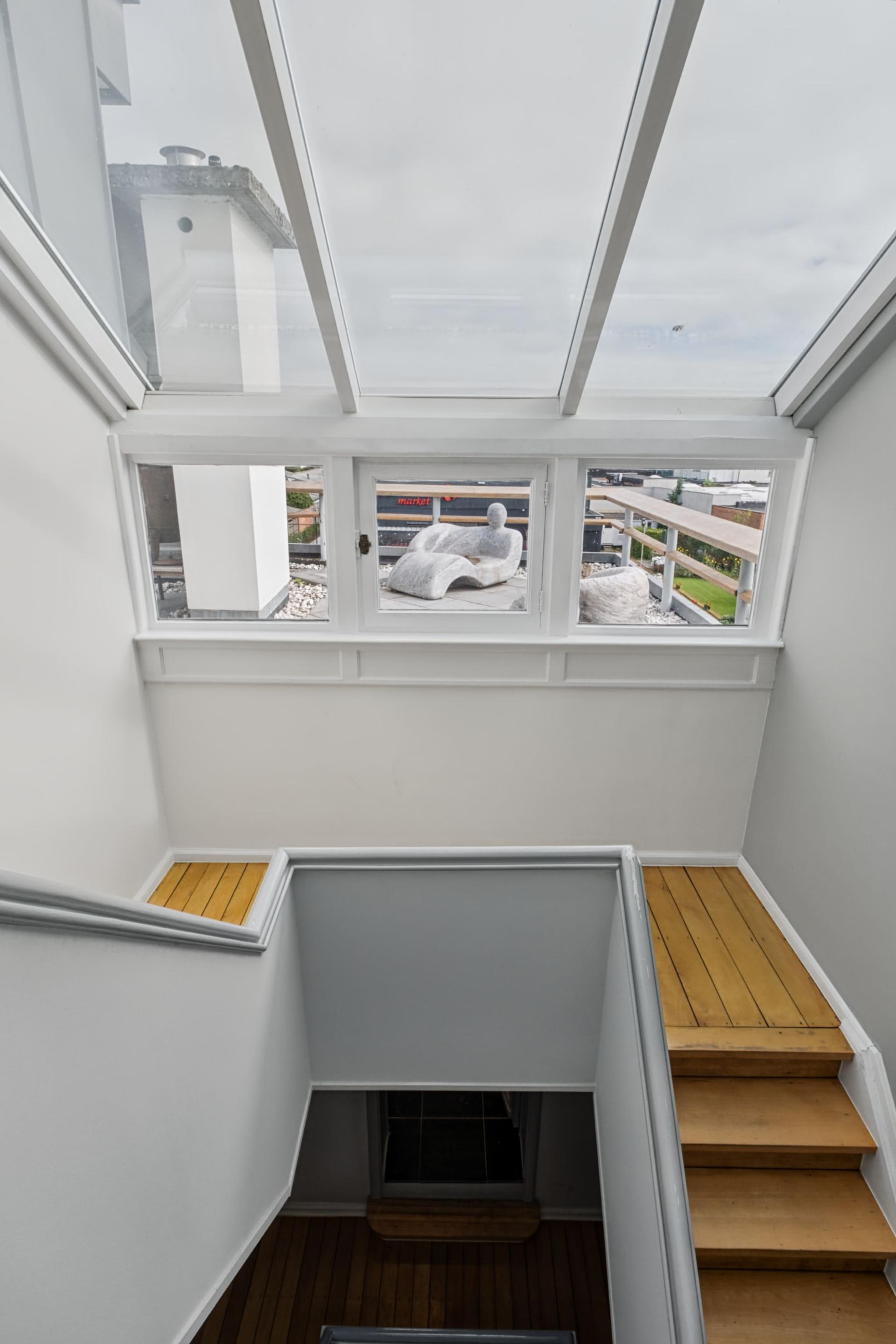 Handelsgelijkvloers met bovenliggend duplex appartement — foto