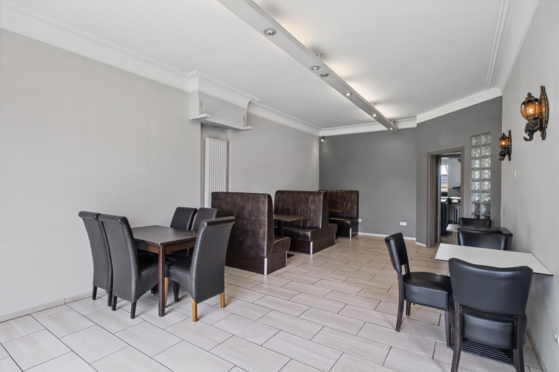 Handelsgelijkvloers met bovenliggend duplex appartement — foto