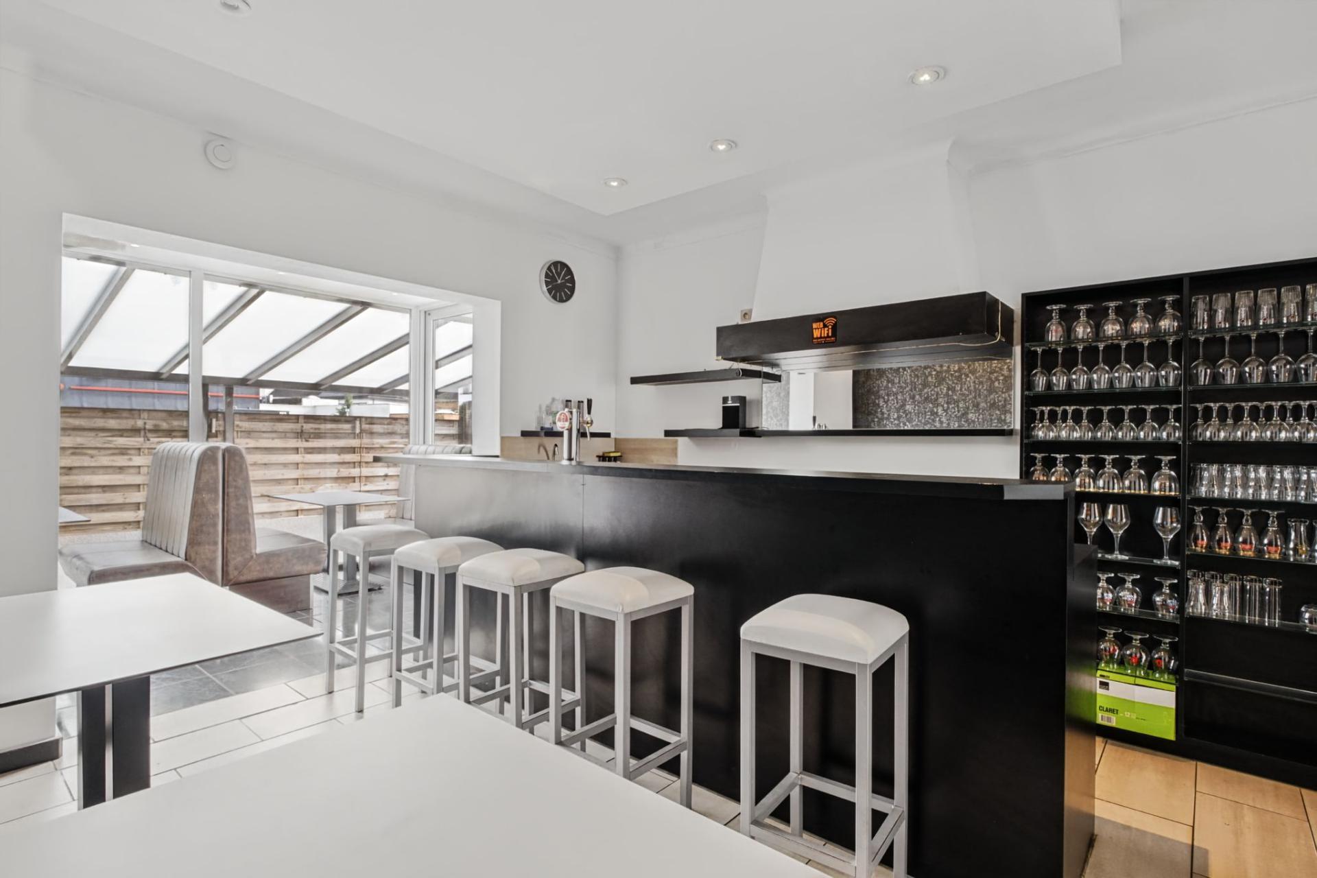 Handelsgelijkvloers met bovenliggend duplex appartement — foto