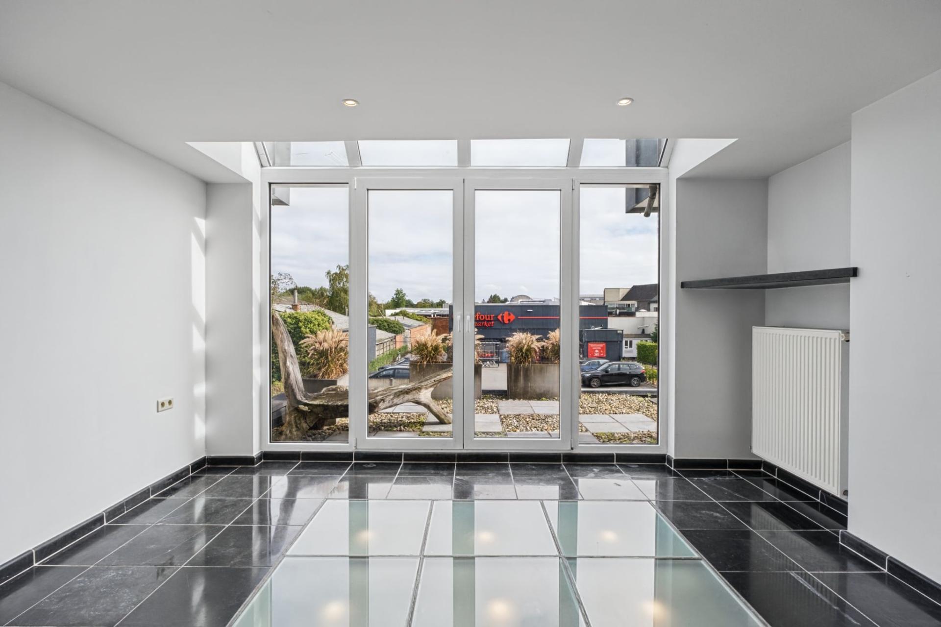 Handelsgelijkvloers met bovenliggend duplex appartement — foto