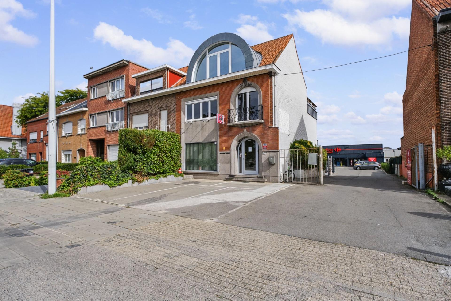Handelsgelijkvloers met bovenliggend duplex appartement — foto