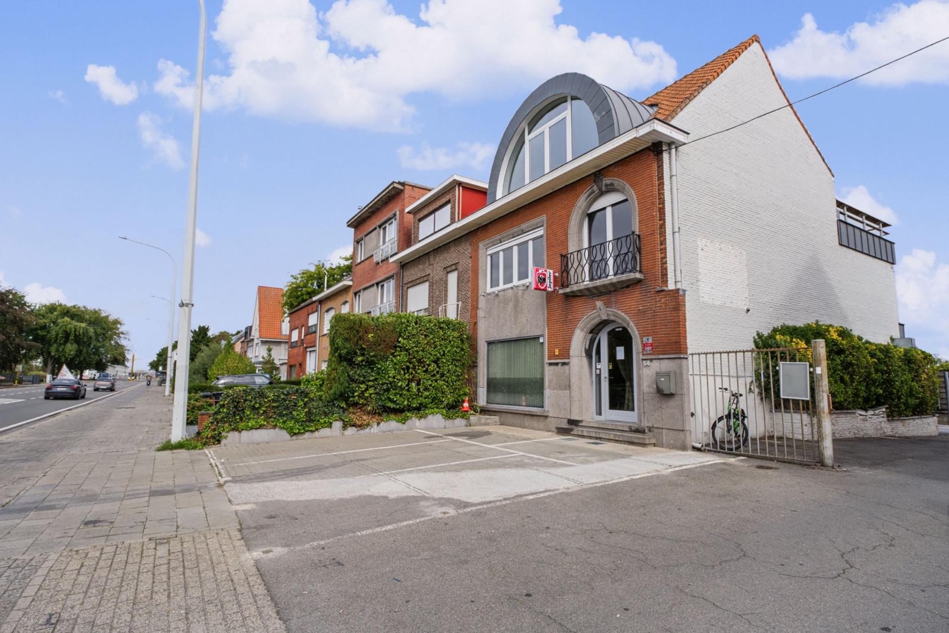 Handelsgelijkvloers met bovenliggend duplex appartement — foto