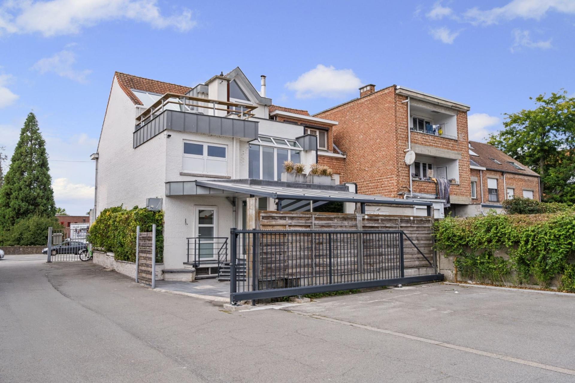 Handelsgelijkvloers met bovenliggend duplex appartement — foto