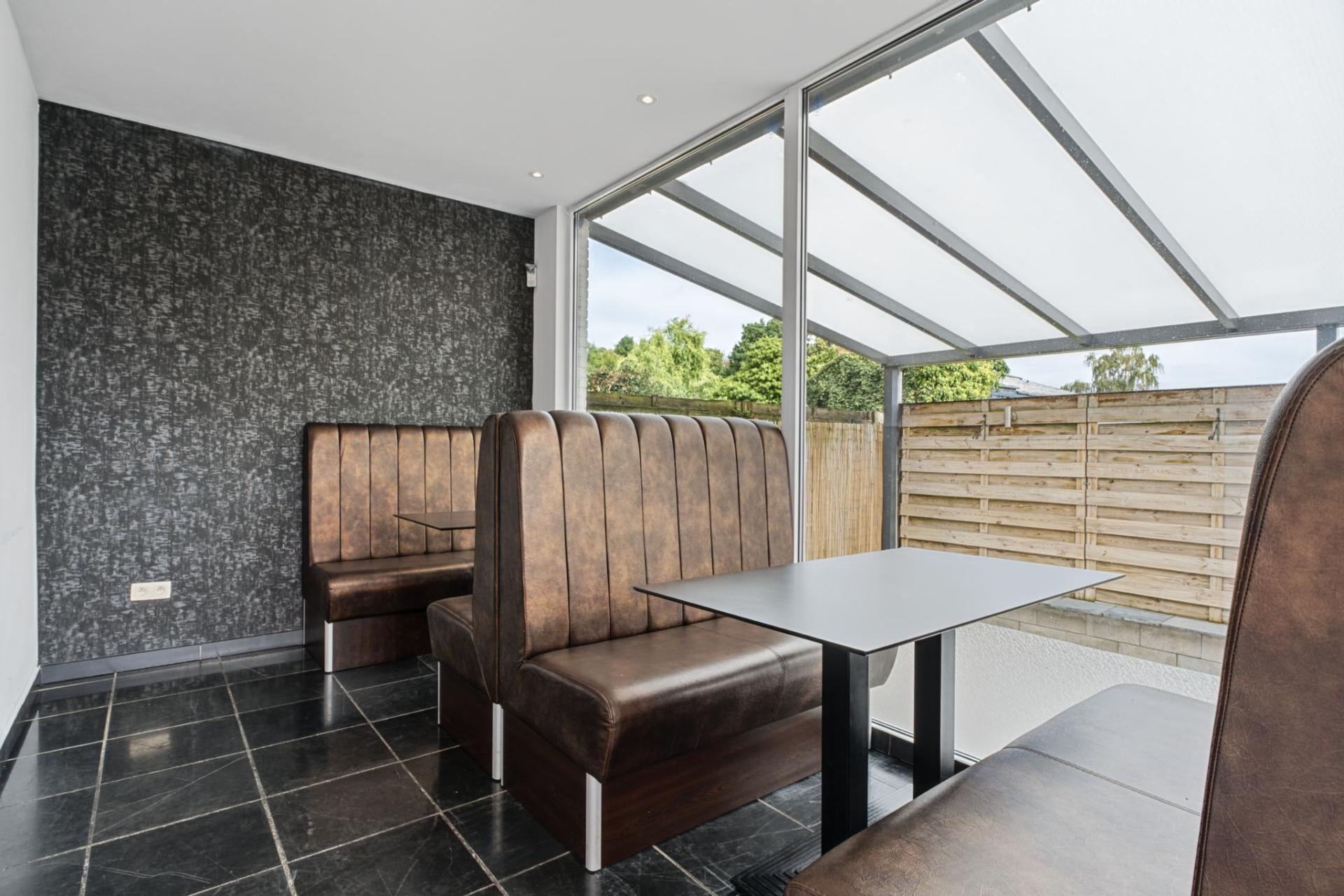 Handelsgelijkvloers met bovenliggend duplex appartement — foto